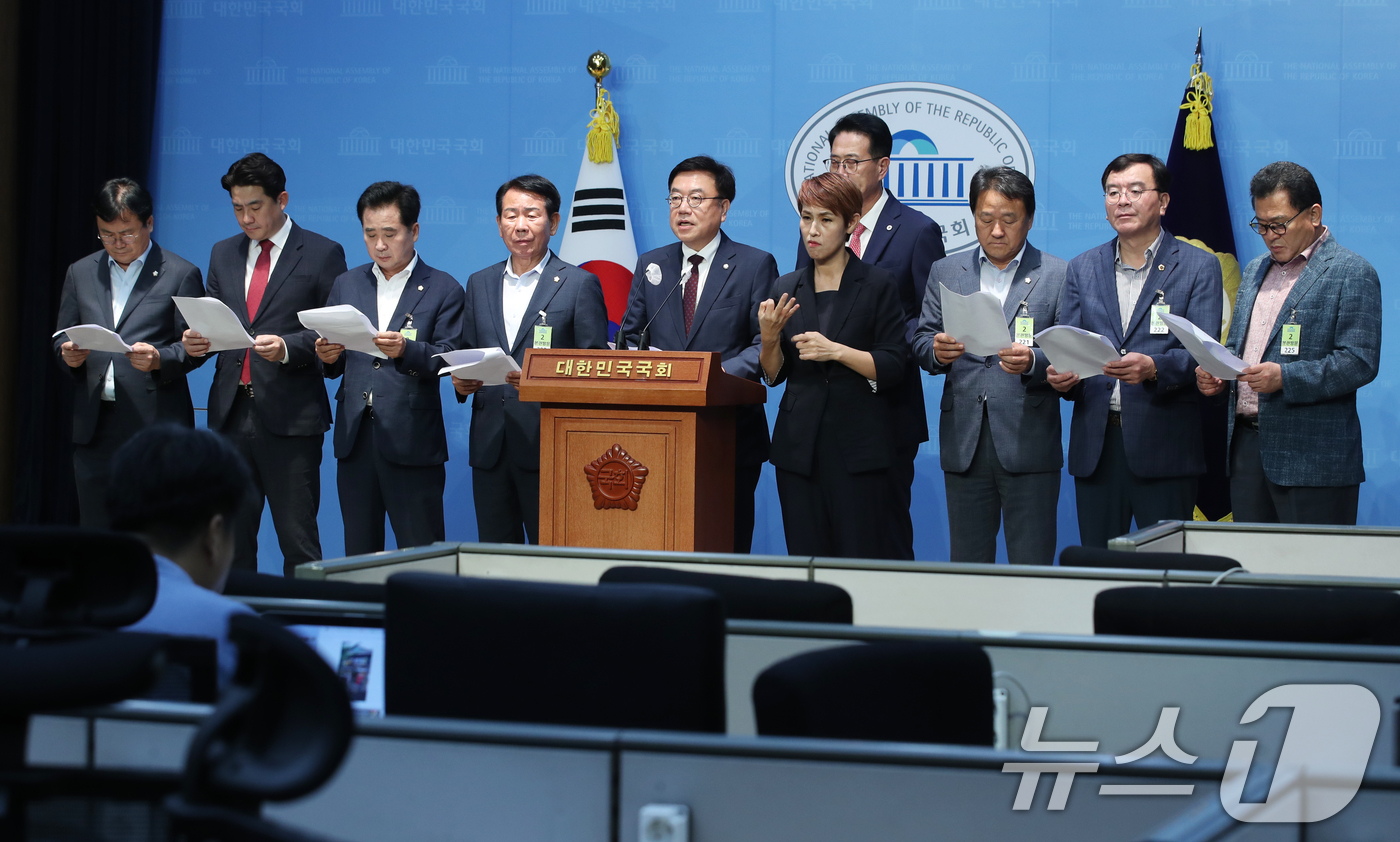 (서울=뉴스1) 이광호 기자 = 서범수 국민의힘 의원과 이순걸 울주군수 및 울산시의원, 울주군의원들이 20일 오전 서울 여의도 국회 소통관에서 MBK파트너스의 고려아연 공개매수에 …