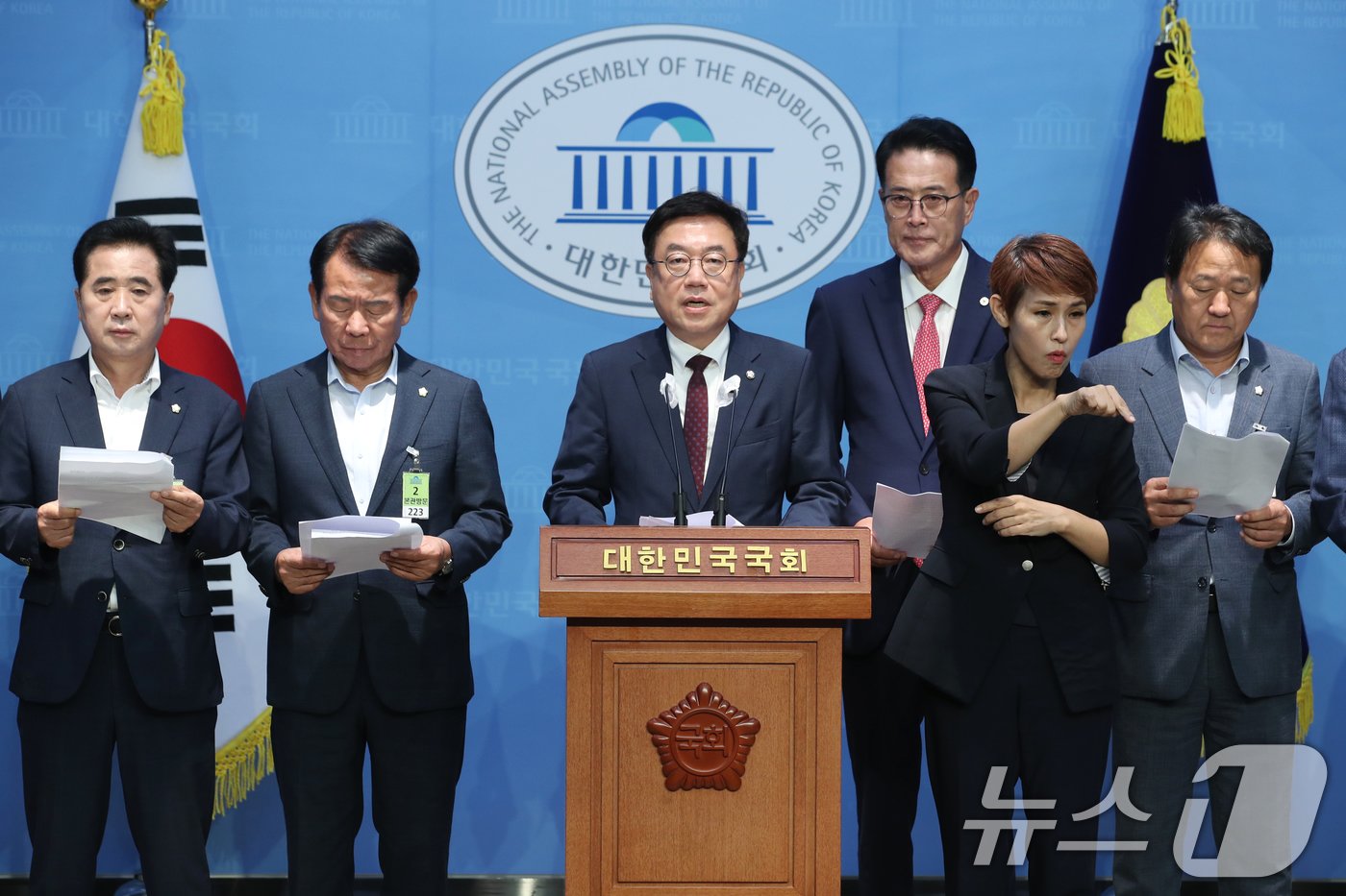 본문 이미지 - 서범수 국민의힘 의원과 이순걸 울주군수 및 울산시의원, 울주군의원들이 20일 오전 서울 여의도 국회 소통관에서 MBK파트너스의 고려아연 공개매수에 대한 입장을 밝히는 기자회견을 하고 있다. 2024.9.20/뉴스1 ⓒ News1 이광호 기자