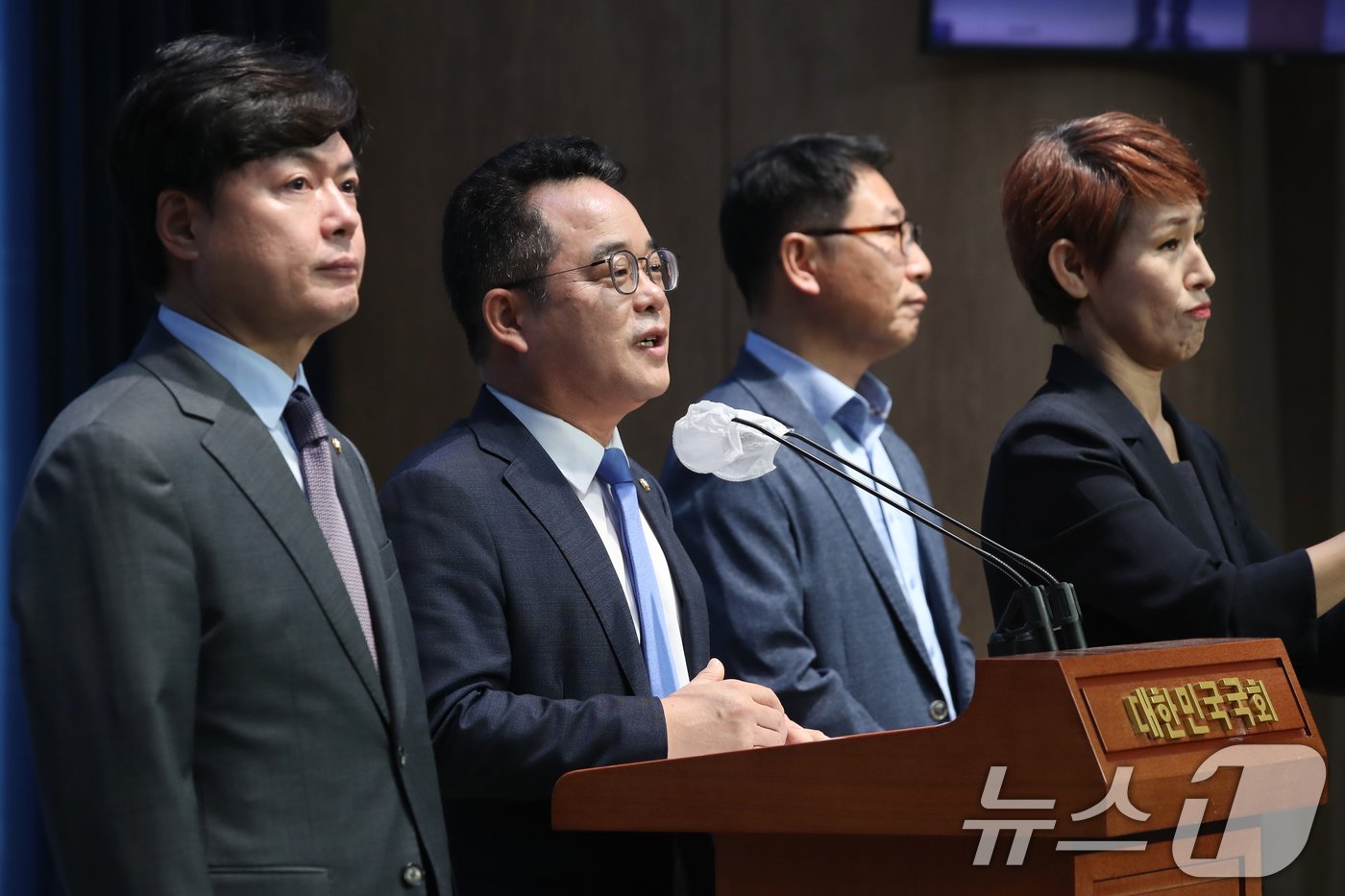 본문 이미지 - 더불어민주당 김현정(왼쪽부터), 민병덕, 김영환 의원이 20일 오전 서울 여의도 국회 소통관에서 기자회견을 열고 금융투자소득세 정책토론회인 '금투세 디베이트' 개최 계획 등에 대해 밝히고 있다. 2024.9.20/뉴스1 ⓒ News1 이광호 기자