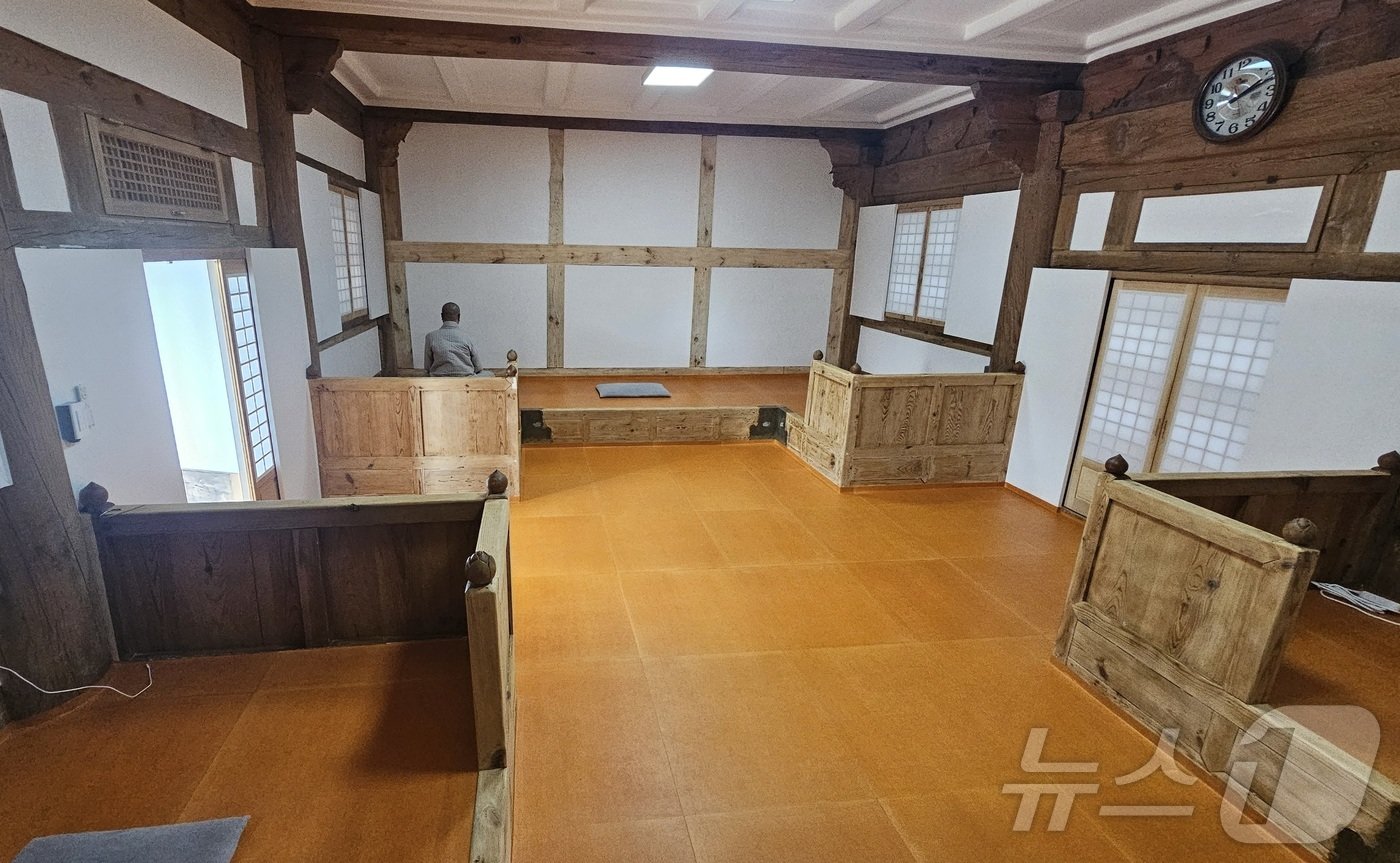 본문 이미지 - 국가민속문화재로 지정된 하동군 칠불사가 지난 2월 7일부터 5월15일까지 아자방 내부를 일반인이 관람하고 체험할 수 있게 공개했다. 사진은 칠불사 내부 2024.2.7/뉴스1 한송학기자