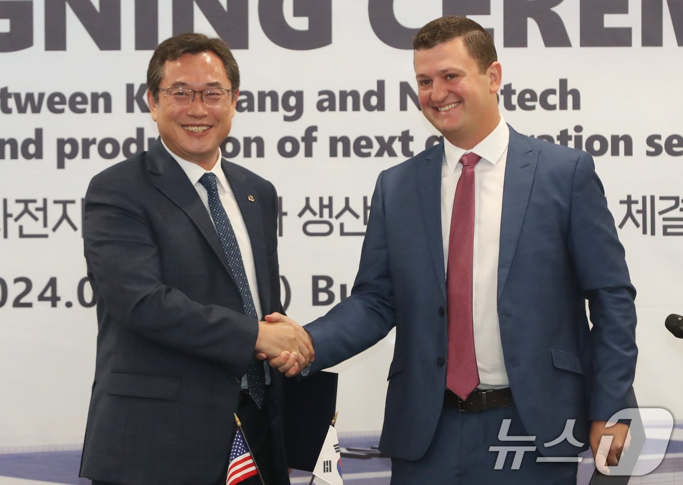본문 이미지 - 류광지 금양 회장&#40;왼쪽&#41;과 커티스 칼라 미국 나노택 최고운영책임자&#40;COO&#41;가 20일 부산 사상구 금양 본사에서 차세대 배터리 공동 개발 업무협약을 체결한 뒤 악수를 하고 있다.  2024.9.20/뉴스1 ⓒ News1 윤일지 기자