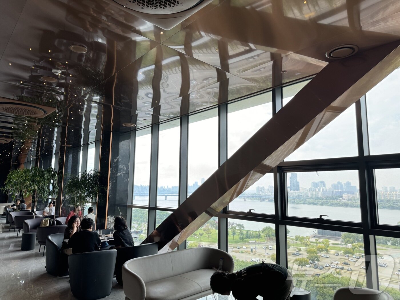 본문 이미지 - 원베일리 내부에 위치한 스카이 커뮤니티 전경 2024.9.19/뉴스1