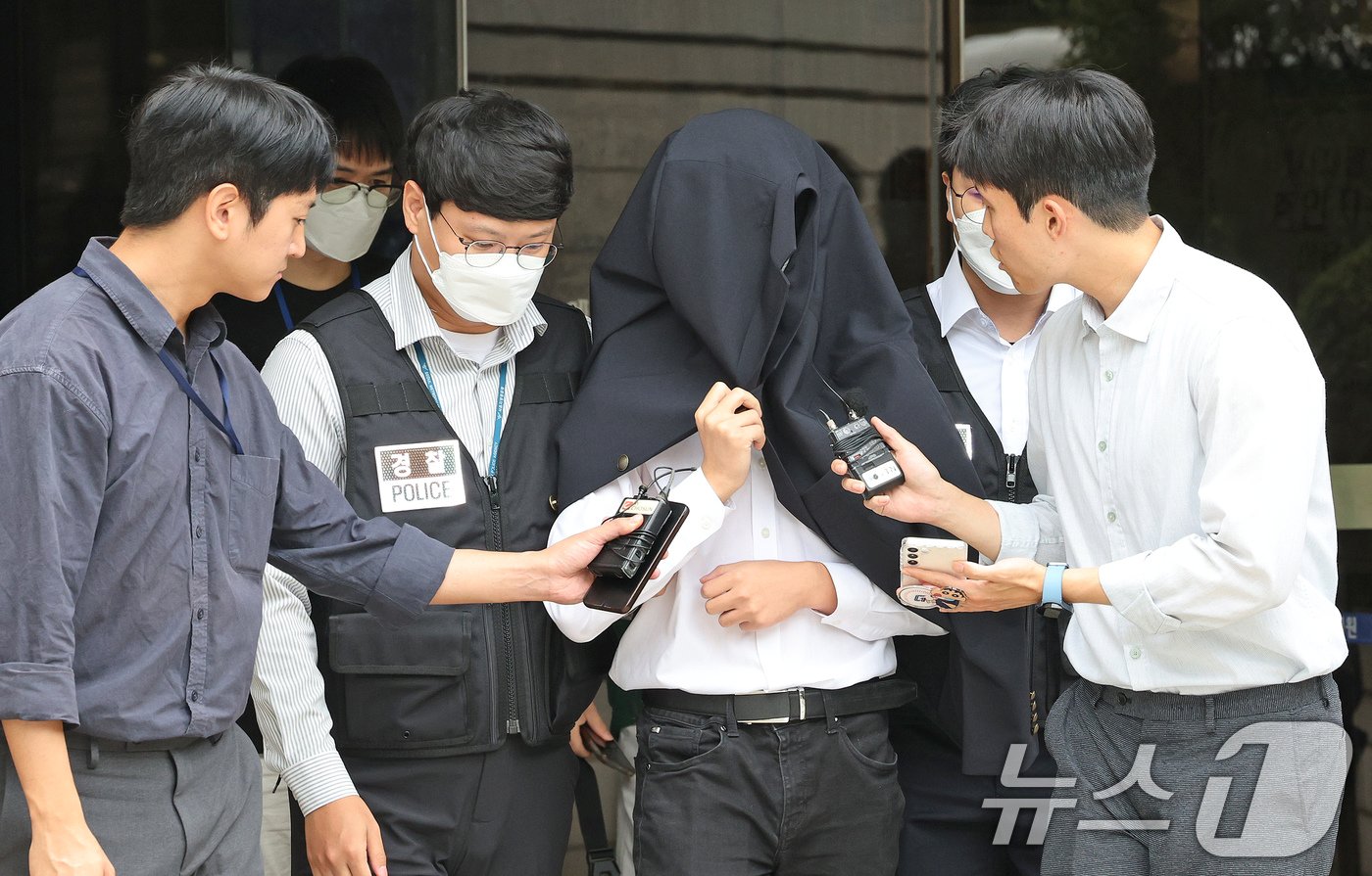 본문 이미지 - 의료계 집단행동에 동참하지 않은 의사·의대생의 신상 정보가 담긴 블랙리스트 '감사한 의사'를 유포한 사직 전공의 정 모씨가 20일 서울 서초구 서울중앙지법에서 열린 구속 전 피의자 심문(영장실질심사)을 마친 뒤 경찰과 함께 이동하고 있다. 2024.9.20/뉴스1 ⓒ News1 장수영 기자