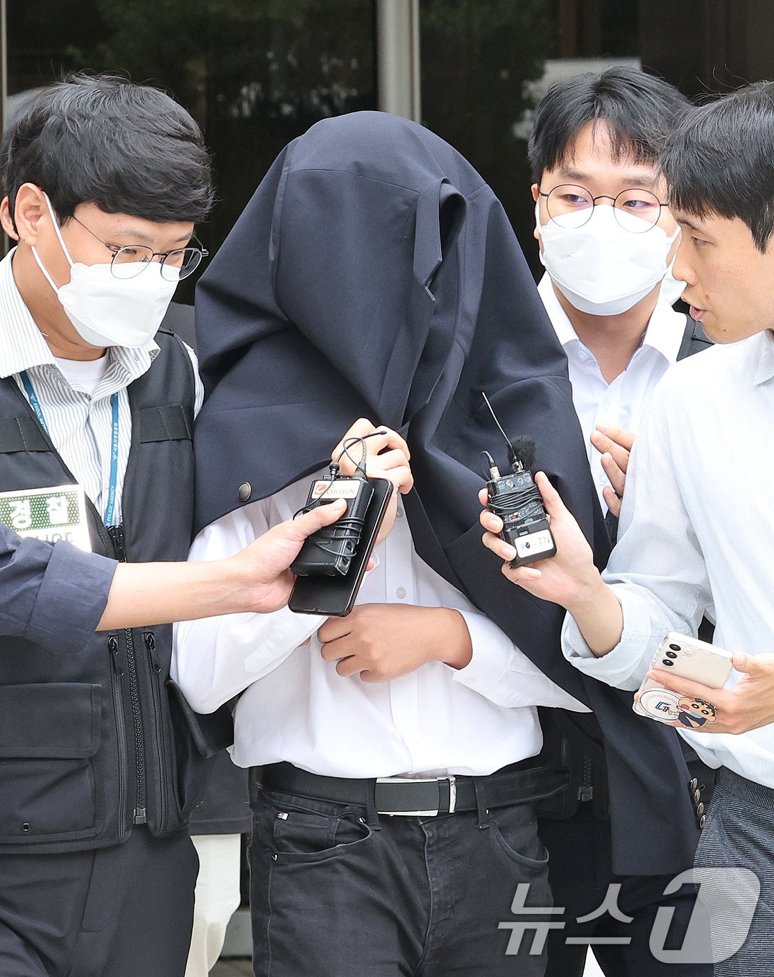본문 이미지 - 의료계 집단행동에 동참하지 않은 의사·의대생의 신상 정보가 담긴 블랙리스트 '감사한 의사'를 유포한 사직 전공의 정 모씨가 20일 서울 서초구 서울중앙지법에서 열린 구속 전 피의자 심문(영장실질심사)을 마친 뒤 경찰과 함께 이동하고 있다. 2024.9.20/뉴스1 ⓒ News1 장수영 기자