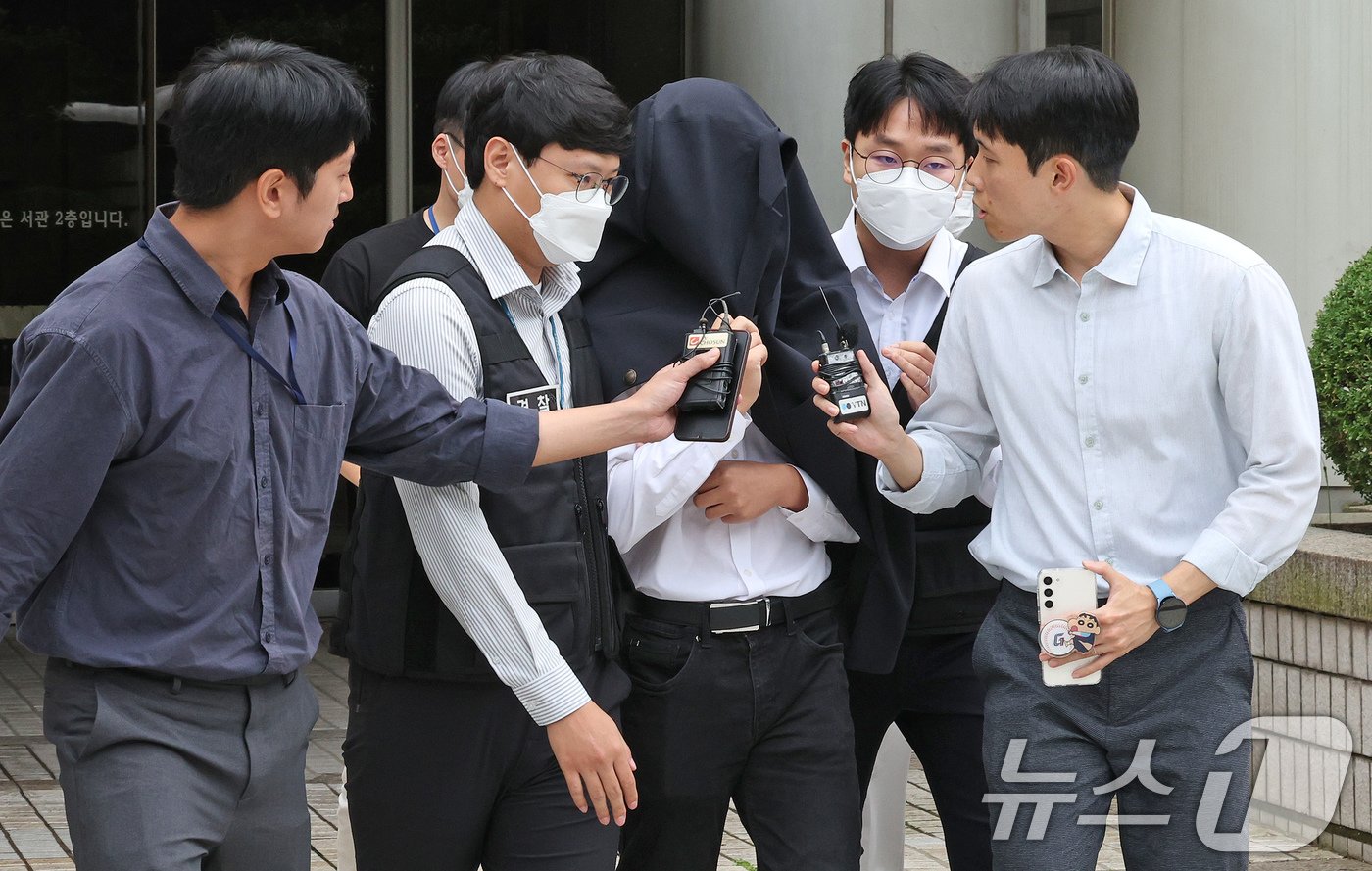 본문 이미지 - 의료계 집단행동에 동참하지 않은 의사·의대생의 신상 정보가 담긴 블랙리스트 '감사한 의사'를 유포한 사직 전공의 정 모씨가 20일 서울 서초구 서울중앙지법에서 열린 구속 전 피의자 심문(영장실질심사)을 마친 뒤 경찰과 함께 이동하고 있다. 2024.9.20/뉴스1 ⓒ News1 장수영 기자