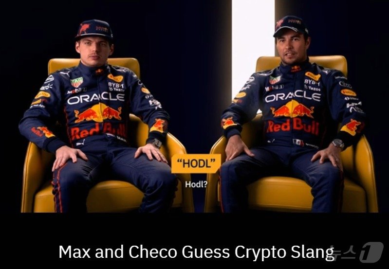 본문 이미지 - 막스 베르스타펜과 세르히오 페레스가 가상자산 시장 '밈'의 의미를 유추하는 유튜브 영상. 바이비트 유튜브 갈무리.