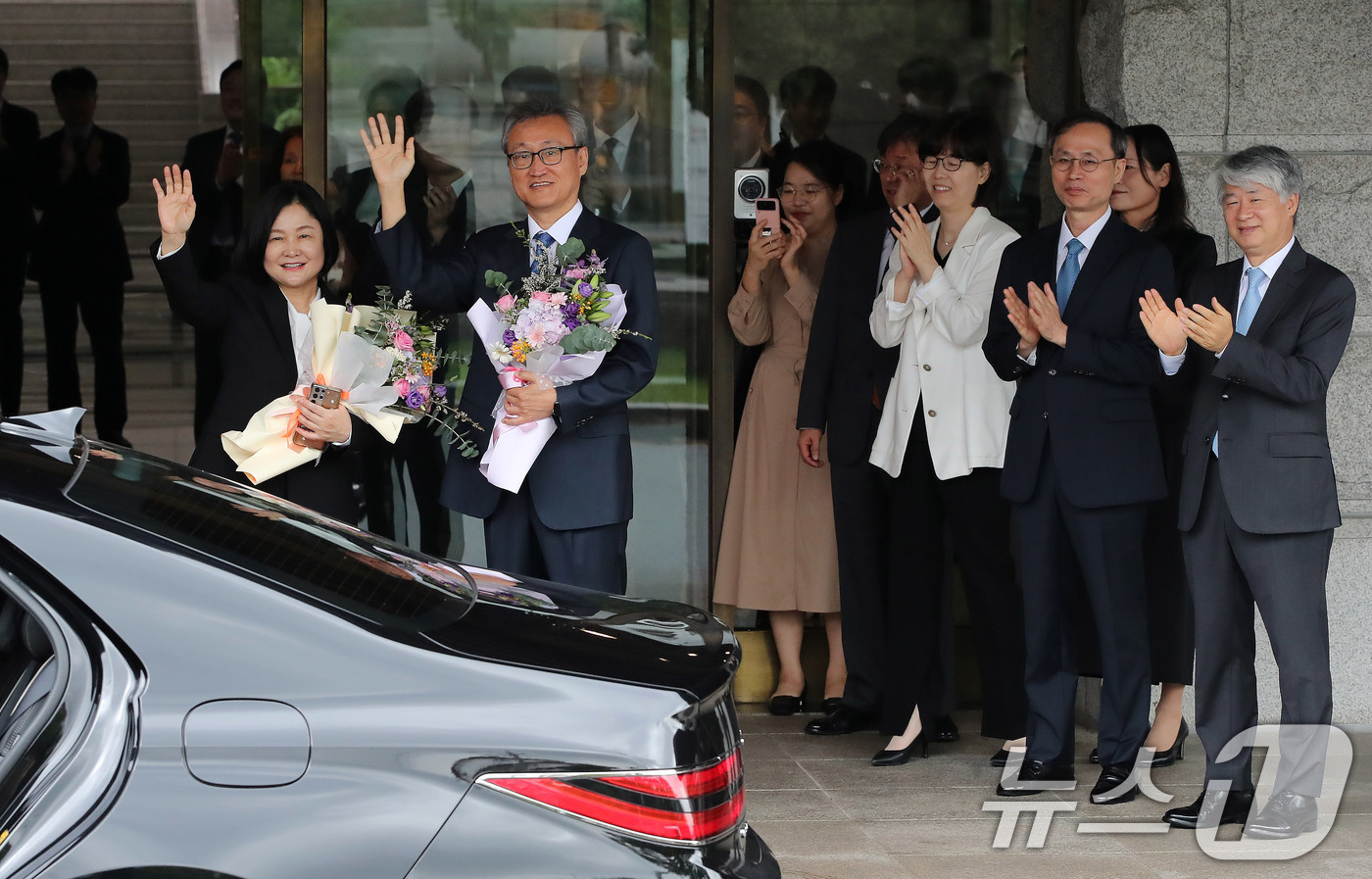 (서울=뉴스1) 박세연 기자 = 이은애 헌법재판관이 20일 서울 종로구 헌법재판소에서 열린 퇴임식을 마친 뒤 남편과 함께 손을 흔들어 인사하고 있다. 오른쪽 첫 번째는 이종석 헌법 …