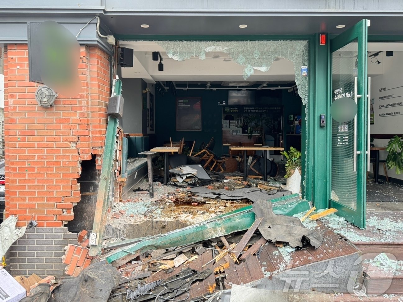 본문 이미지 - 아수라장이 된 사고 현장 / 뉴스1 김지호 기자