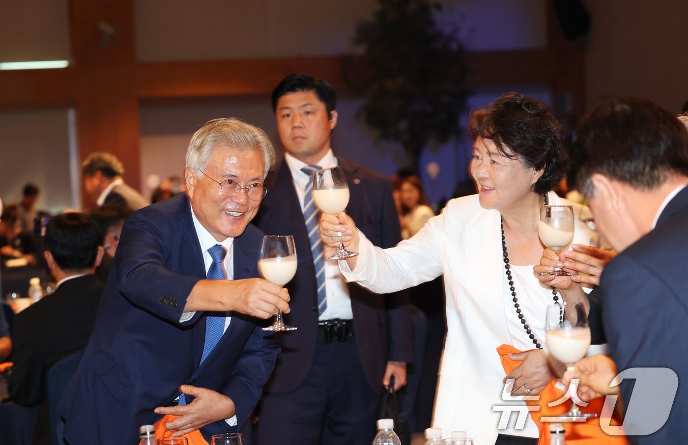 본문 이미지 - 문재인 전 대통령과 김정숙 여사가 20일 전남 영암군 호텔현대 바이라한 목포에서 열린 '9·19 평양공동선언 6주년 전남 평화회의'에서 기념축배를 들고 있다. 2024.9.20/뉴스1 ⓒ News1 김태성 기자,박준배 기자