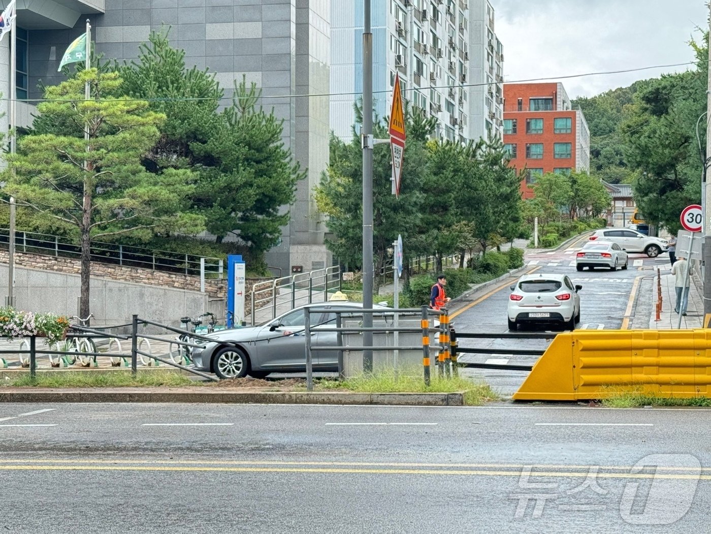 건너편 도로에서 달려온 승용차는 중앙분리대를 넘어 그대로 햄버거 가게로 돌진했다./ 뉴스1 김지호 기자