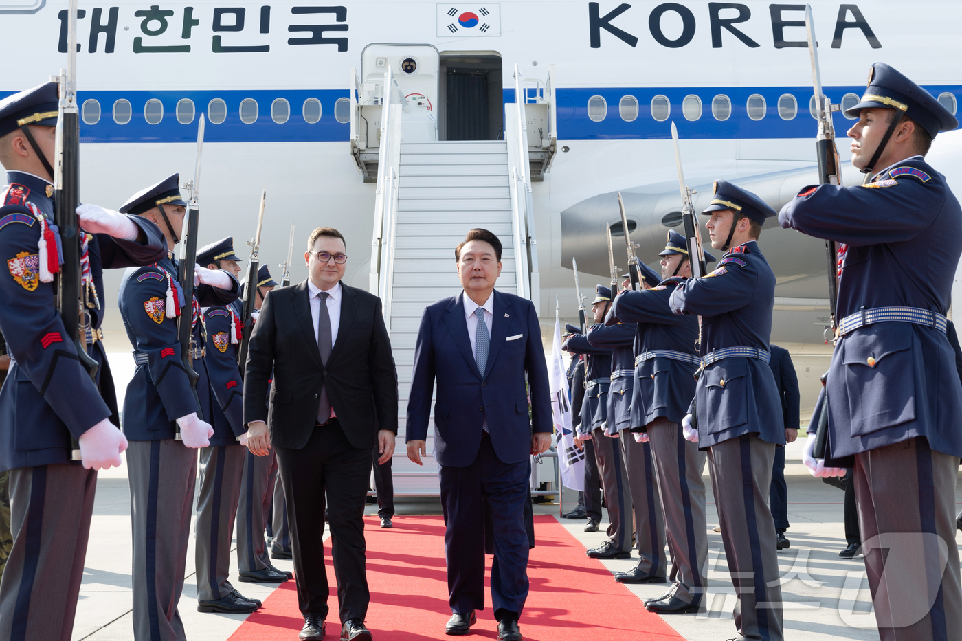 (서울=뉴스1) 송원영 기자 = 윤석열 대통령이 19일(현지시간) 체코 프라하 바츨라프 하벨 국제공항에 도착, 영접 인사와 함께 도열한 의장병 사이를 지나고 있다. (대통령실 제공 …
