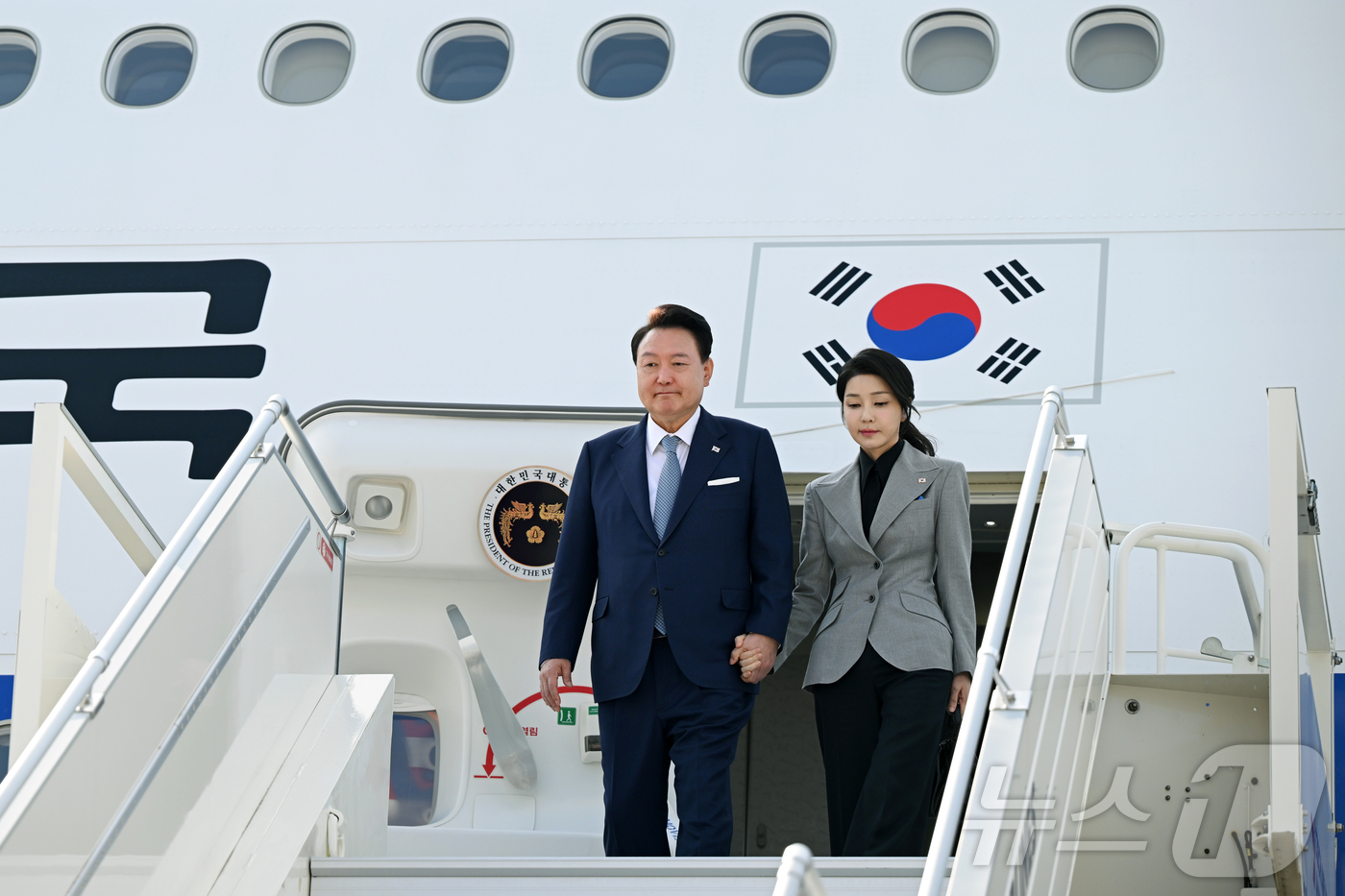 (서울=뉴스1) 송원영 기자 = 윤석열 대통령과 김건희 여사가 19일(현지시간) 체코 프라하 바츨라프 하벨 국제공항에 도착, 전용기인 공군 1호기에서 내리고 있다.(대통령실 제공) …