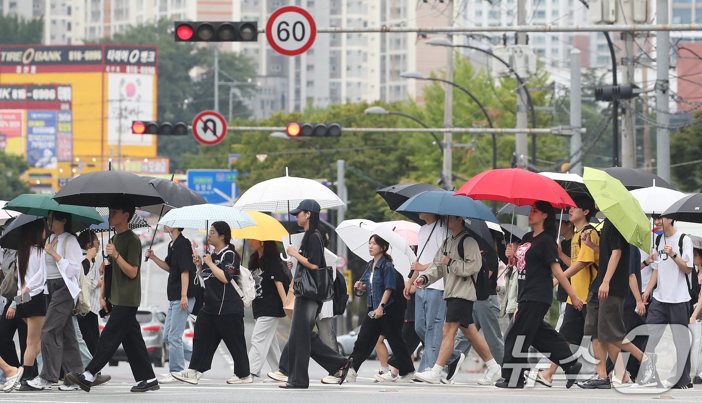 본문 이미지 - 늦더위를 씻어주는 가을비가 내린 20일 오후 경북 경산시 영남대 앞 횡단보도에서 우산을 쓴 학생들이 길을 건너고 있다. 2024.9.20/뉴스1 ⓒ News1 공정식 기자