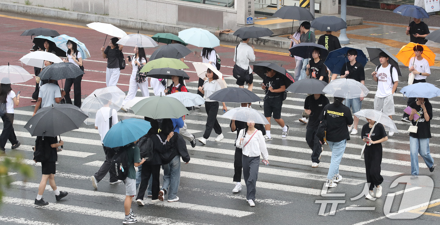 (경산=뉴스1) 공정식 기자 = 늦더위를 씻어주는 가을비가 내린 20일 오후 경북 경산시 영남대 앞 횡단보도에서 우산을 쓴 학생들이 길을 건너고 있다. 2024.9.20/뉴스1