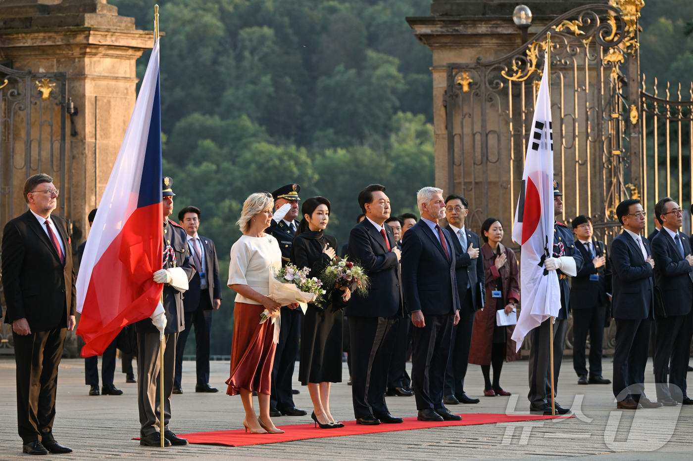 (서울=뉴스1) 송원영 기자 = 윤석열 대통령과 김건희 여사가 19일(현지시간) 체코 프라하성 제1광장에서 열린 공식환영식에 페트르 파벨 체코 대통령 부부와 참석, 국기에 경례하고 …