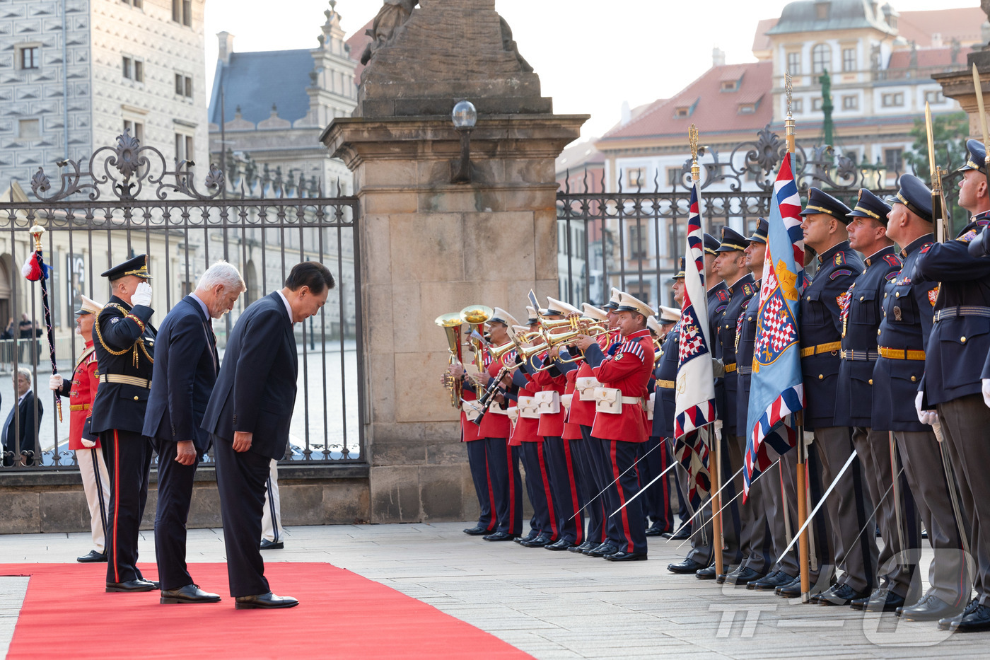 (서울=뉴스1) 송원영 기자 = 윤석열 대통령이 19일(현지시간) 체코 프라하성 제1광장에서 열린 공식환영식에서 페트르 파벨 체코 대통령과 의장대를 사열하며 목례하고 있다. (대통 …