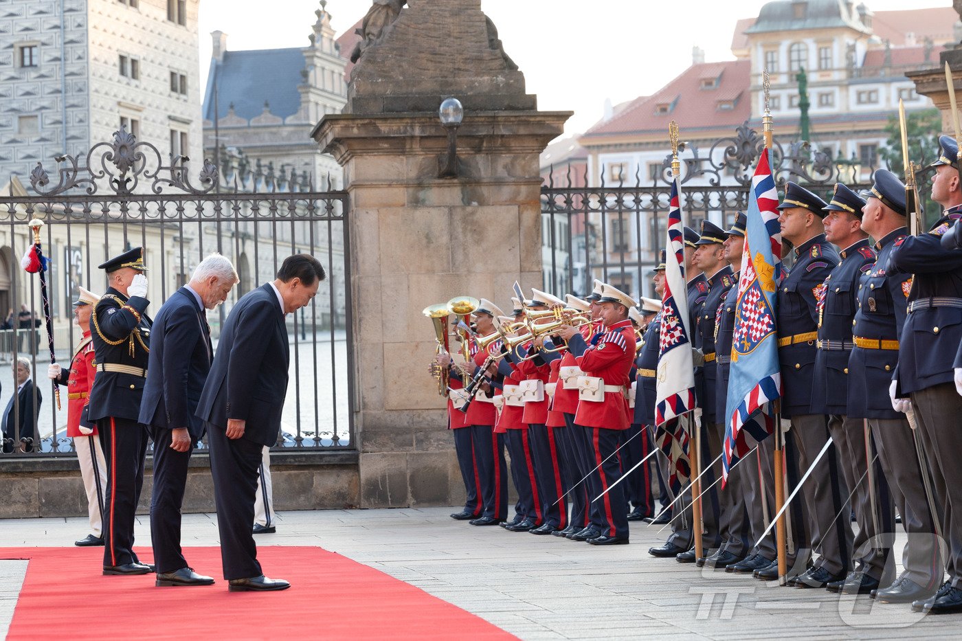 본문 이미지 - 윤석열 대통령이 19일&#40;현지시간&#41; 체코 프라하성 제1광장에서 열린 공식환영식에서 페트르 파벨 체코 대통령과 의장대를 사열하며 목례하고 있다. &#40;대통령실 제공&#41; 2024.9.20/뉴스1 ⓒ News1 송원영 기자