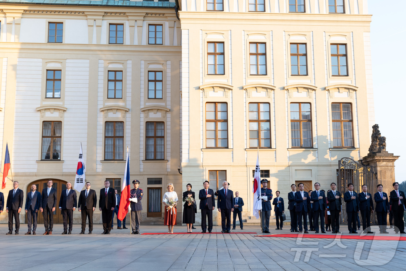 (서울=뉴스1) 송원영 기자 = 윤석열 대통령과 김건희 여사가 19일(현지시간) 체코 프라하성 제1광장에서 열린 공식환영식에 페트르 파벨 체코 대통령 부부와 참석, 국기에 경례하고 …