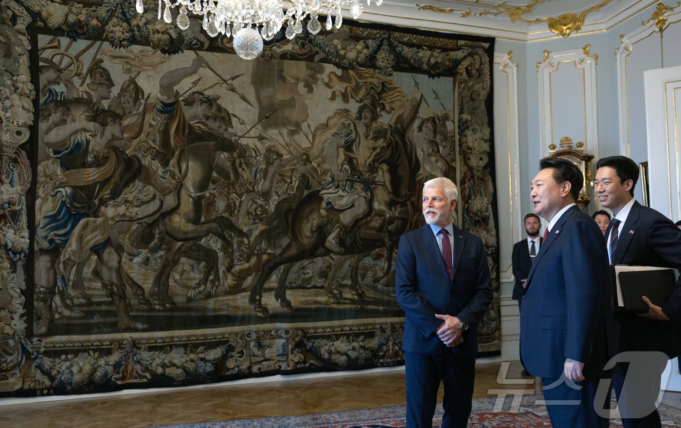 본문 이미지 - 윤석열 대통령이 19일&#40;현지시간&#41; 체코 프라하성에서 공식환영식을 마치고 페트르 파벨 체코 대통령과 환담을 하고 있다. &#40;대통령실 제공&#41; 2024.9.20/뉴스1 ⓒ News1 송원영 기자