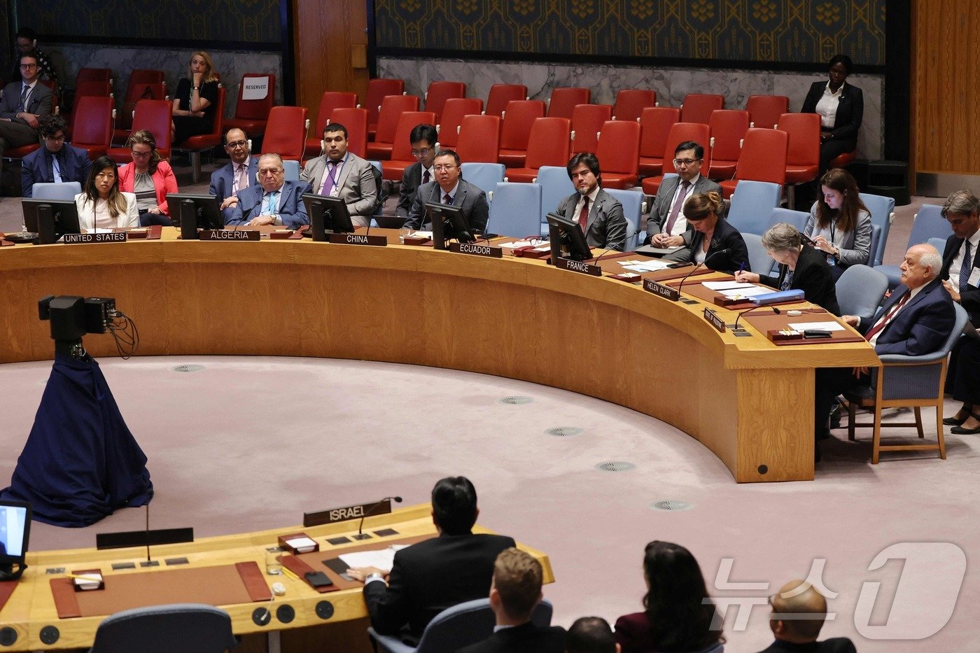 본문 이미지 - 19일(현지시간) 미국 뉴욕에서 이스라엘-하마스 전쟁을 비롯한 중동 문제를 논의하기 위해 유엔 안전보장이사회(안보리) 회의가 열리고 있다. 이번 회의는 레바논에서 호출기가 연쇄 폭발한 뒤 알제리가 아랍 국가들을 대표해 회의를 요청해 소집된 것이다. 2024.09.19 ⓒ AFP=뉴스1 ⓒ News1 김지완 기자