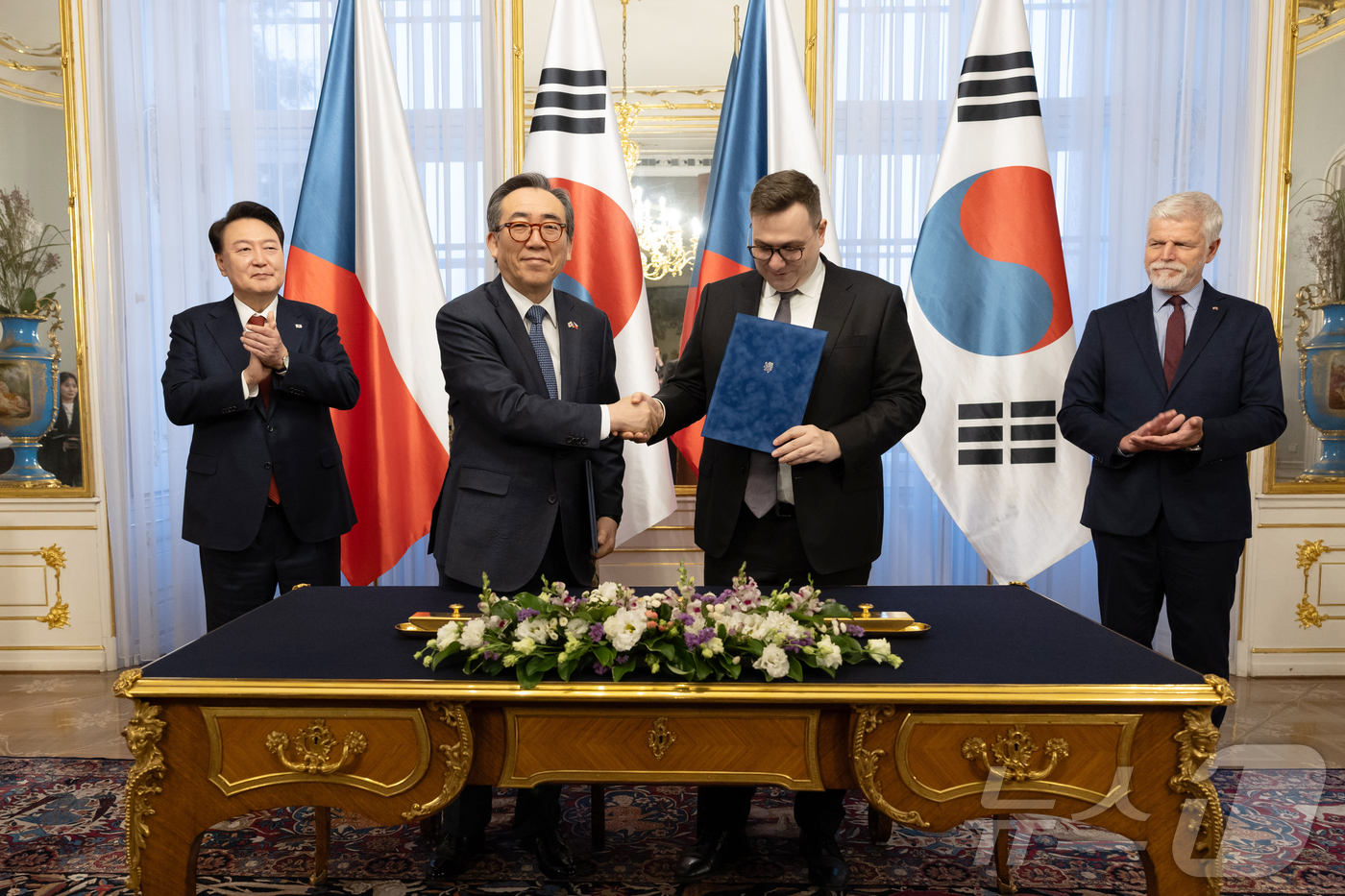 (서울=뉴스1) 송원영 기자 = 윤석열 대통령과 페트르 파벨 체코 대통령이 19일(현지시간) 체코 프라하성에서 열린 한·체코 간 우크라이나 재건 관련 개발 협력과 인도적 지원 등 …