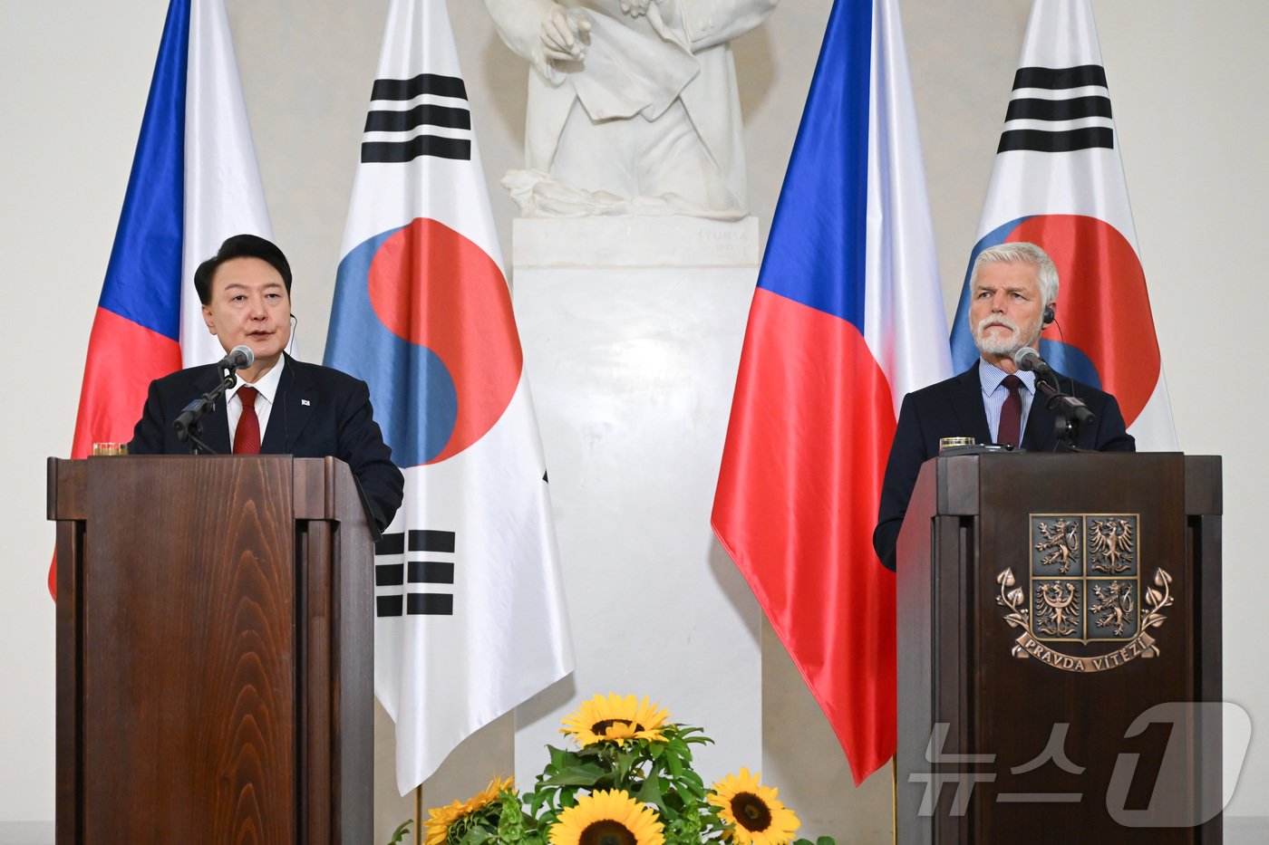본문 이미지 - 윤석열 대통령과 페트르 파벨 체코 대통령이 19일(현지시간) 체코 프라하성에서 한·체코 정상 공동기자회견을 하고 있다. (대통령실 제공) 2024.9.20/뉴스1 ⓒ News1 송원영 기자