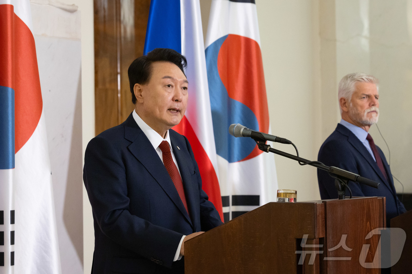 (서울=뉴스1) 송원영 기자 = 윤석열 대통령과 페트르 파벨 체코 대통령이 19일(현지시간) 체코 프라하성에서 한·체코 정상 공동기자회견을 하고 있다. (대통령실 제공) 2024. …