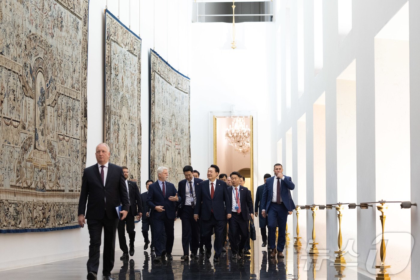 본문 이미지 - 윤석열 대통령이 19일(현지시간) 체코 프라하성에서 열린 페트르 파벨 체코 대통령과의 한·체코 정상 공동기자회견에 입장하고 있다. (대통령실 제공) 2024.9.20/뉴스1 ⓒ News1 송원영 기자