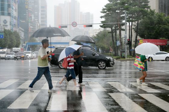 [오늘의 날씨] 광주·전남(15일, 화)…오후까지 최대 80㎜ 비