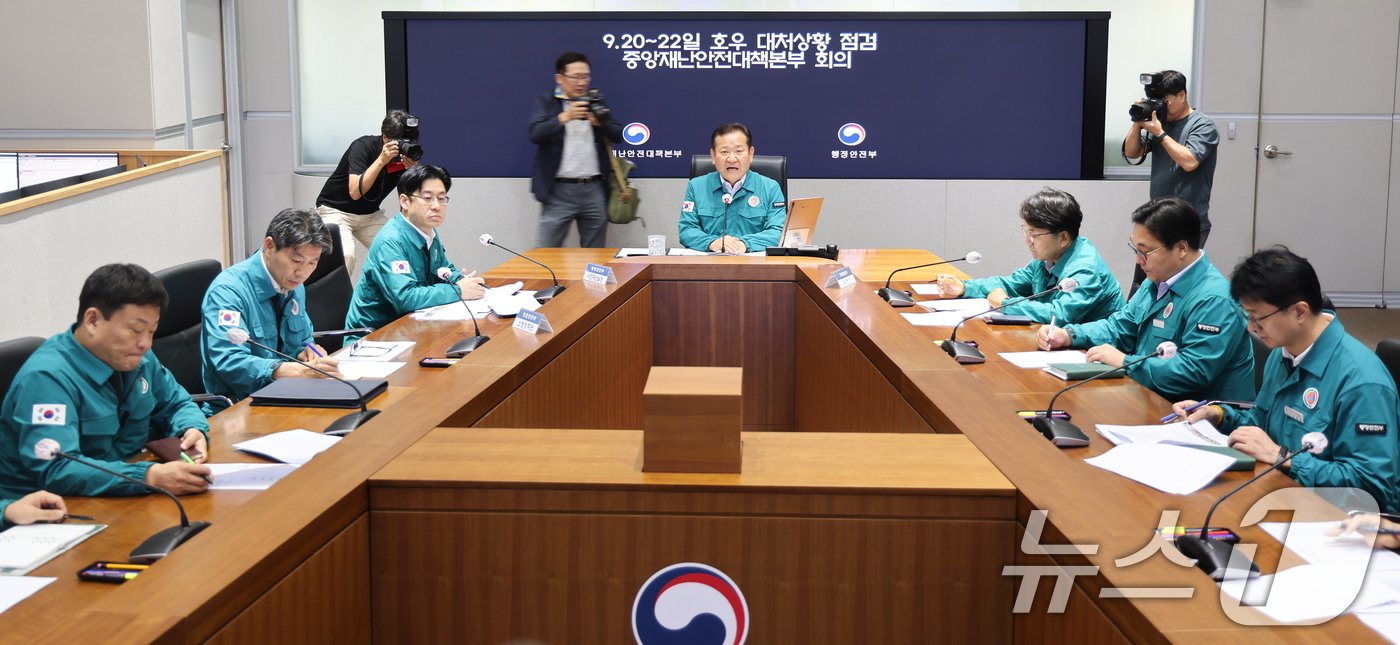 본문 이미지 - 이상민 행정안전부 장관이 20일 서울 종로구 정부서울청사에서 열린 호우 대처상황 점검 중앙재난안전대책본부 회의에서 모두발언을 하고 있다. 2024.9.20/뉴스1 ⓒ News1 허경 기자