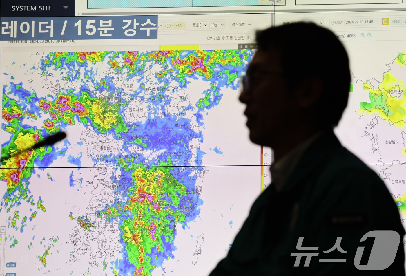 본문 이미지 - 수도권과 강원, 제주와 남부지방 곳곳엔 호우 특보가 내려진 20일 서울 종로구 정부서울청사 중앙재난안전상황실 서울상황센터 모니터에 실시간 강수가 보여지고 있다. 2024.9.20/뉴스1 ⓒ News1 허경 기자