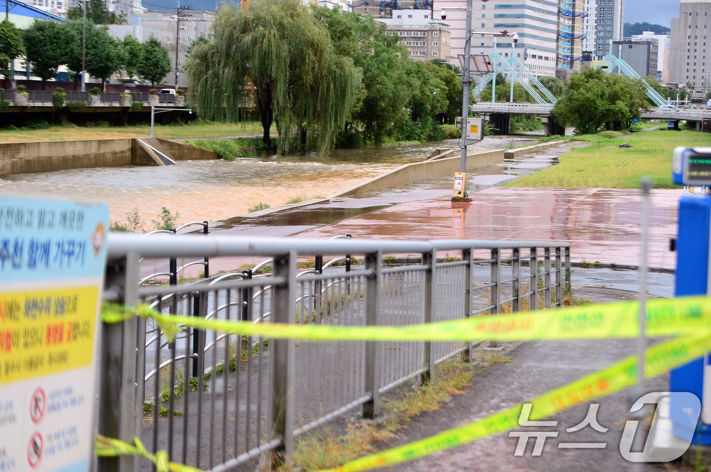 본문 이미지 - 가을비가 내리고 있는 20일 광주 도심을 흐르는 광주천 수위 상승으로 양동시장 하부 주차장의 출입이 통제되고 있다. 2024.9.20/뉴스1 ⓒ News1 이승현 기자