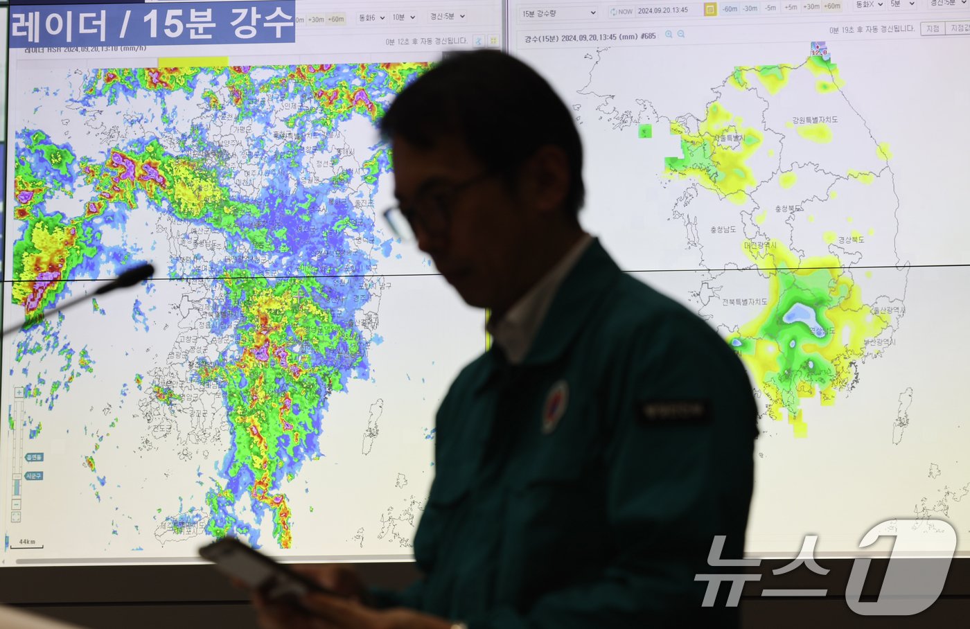 본문 이미지 - 수도권과 강원, 제주와 남부지방 곳곳엔 호우 특보가 내려진 20일 서울 종로구 정부서울청사 중앙재난안전상황실 서울상황센터 모니터에 실시간 강수가 보여지고 있다. 2024.9.20/뉴스1 ⓒ News1 허경 기자