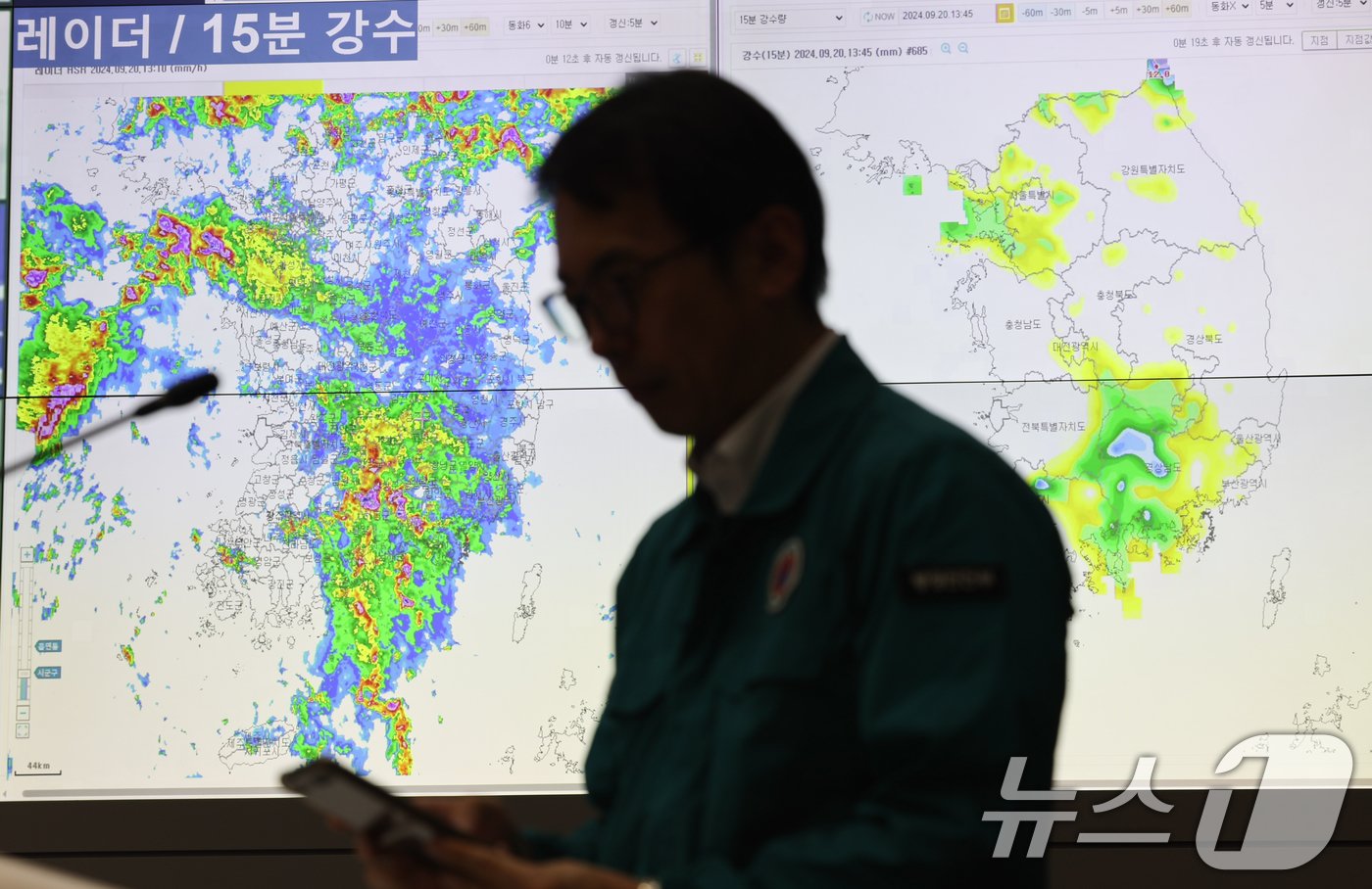 수도권과 강원, 제주와 남부지방 곳곳엔 호우 특보가 내려진 20일 서울 종로구 정부서울청사 중앙재난안전상황실 서울상황센터 모니터에 실시간 강수가 보여지고 있다. 2024.9.20/뉴스1 ⓒ News1 허경 기자