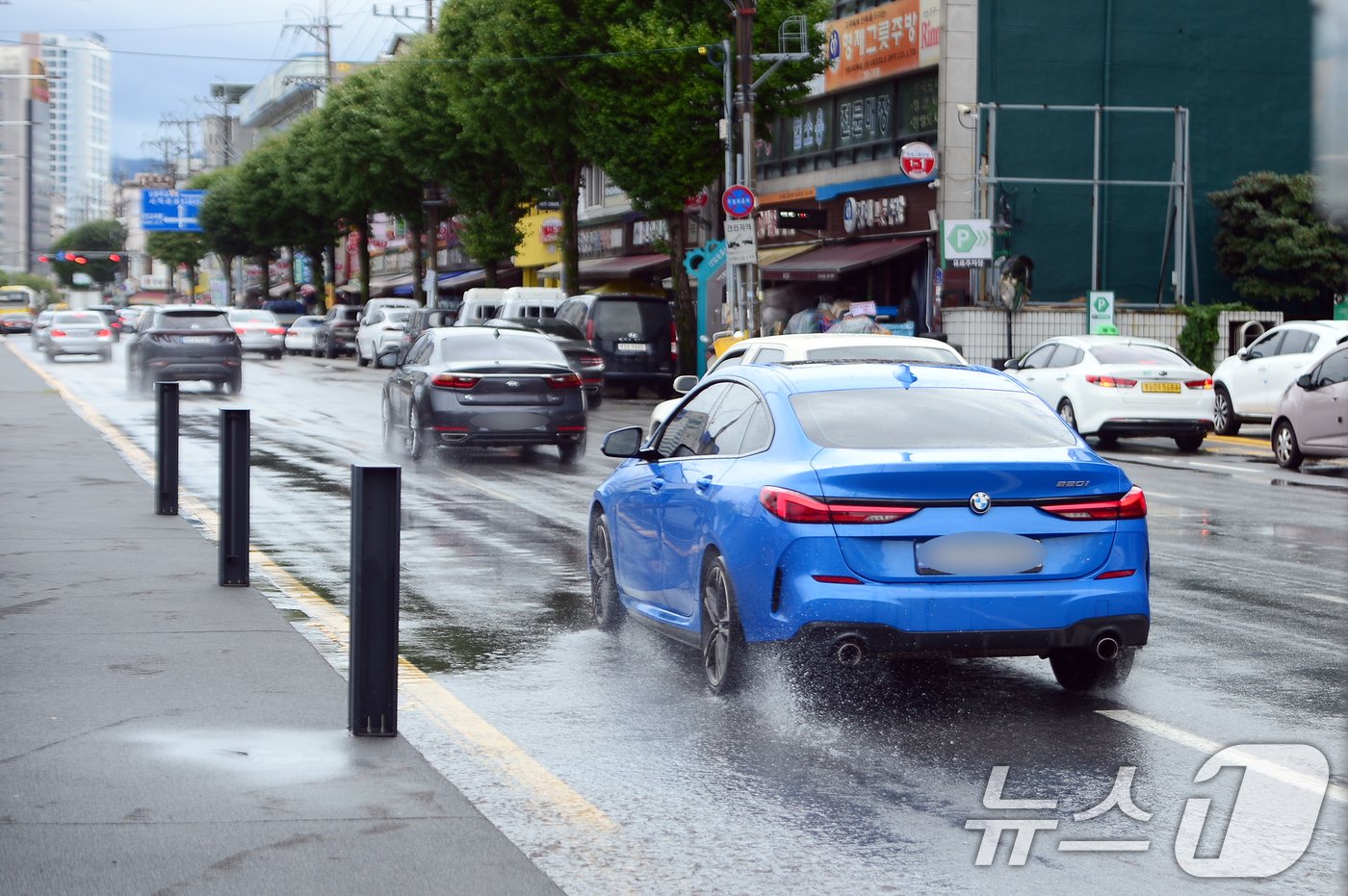 본문 이미지 - 가을비가 내리고 있는 20일 광주의 한 도로에 빗물이 흐르고 있다. 2024.9.20/뉴스1 ⓒ News1 이승현 기자