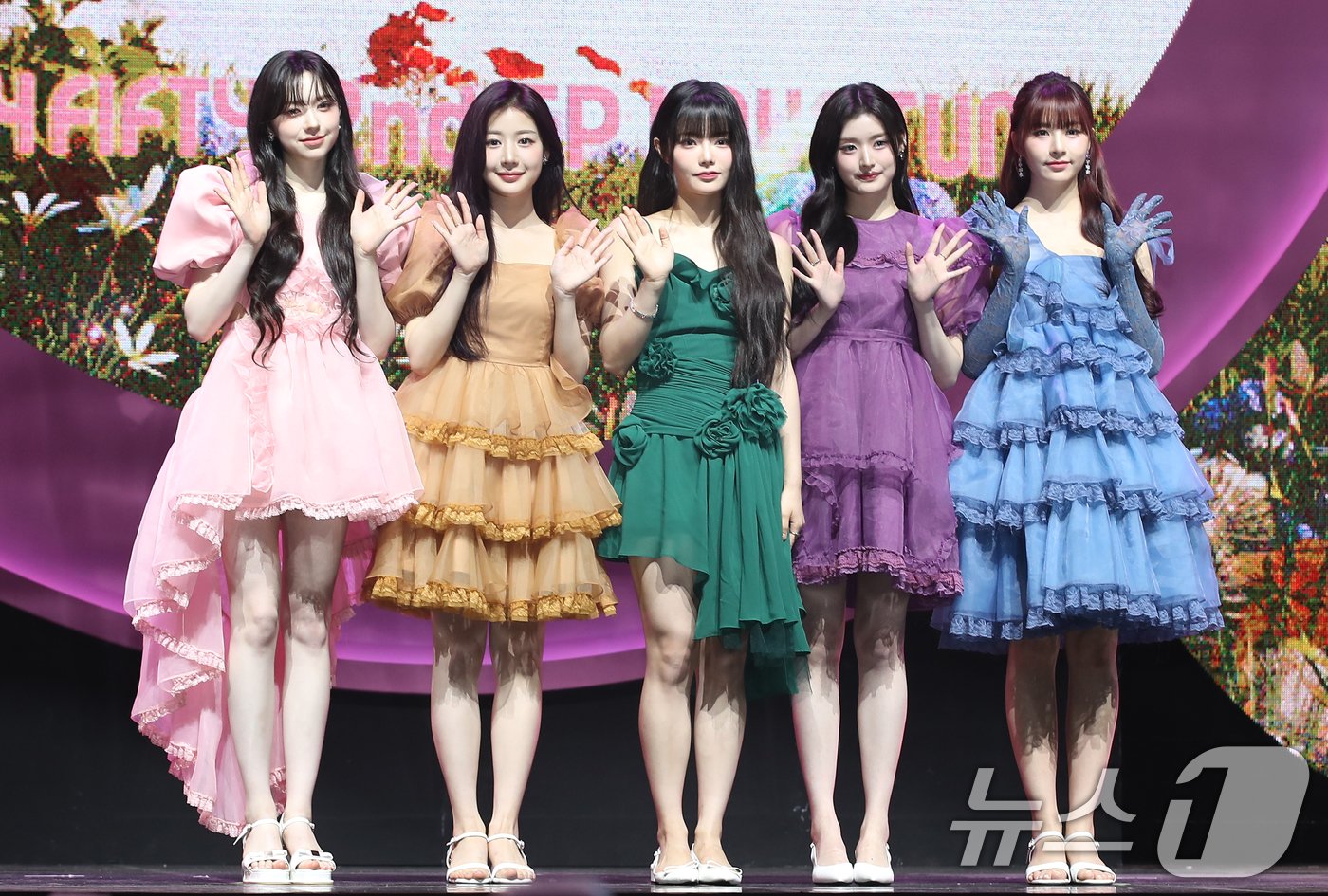 본문 이미지 - 그룹 피프티 피프티(FIFTY FIFTY)의 문샤넬(왼쪽부터)과 예원, 키나, 아테나, 하나가 20일 서울 광진구 예스24라이브홀에서 가진 두 번째 미니 앨범 '러브 튠(Love Tune)' 발매 쇼케이스에서 포즈를 취하고 있다. 2024.9.20/뉴스1 ⓒ News1 권현진 기자