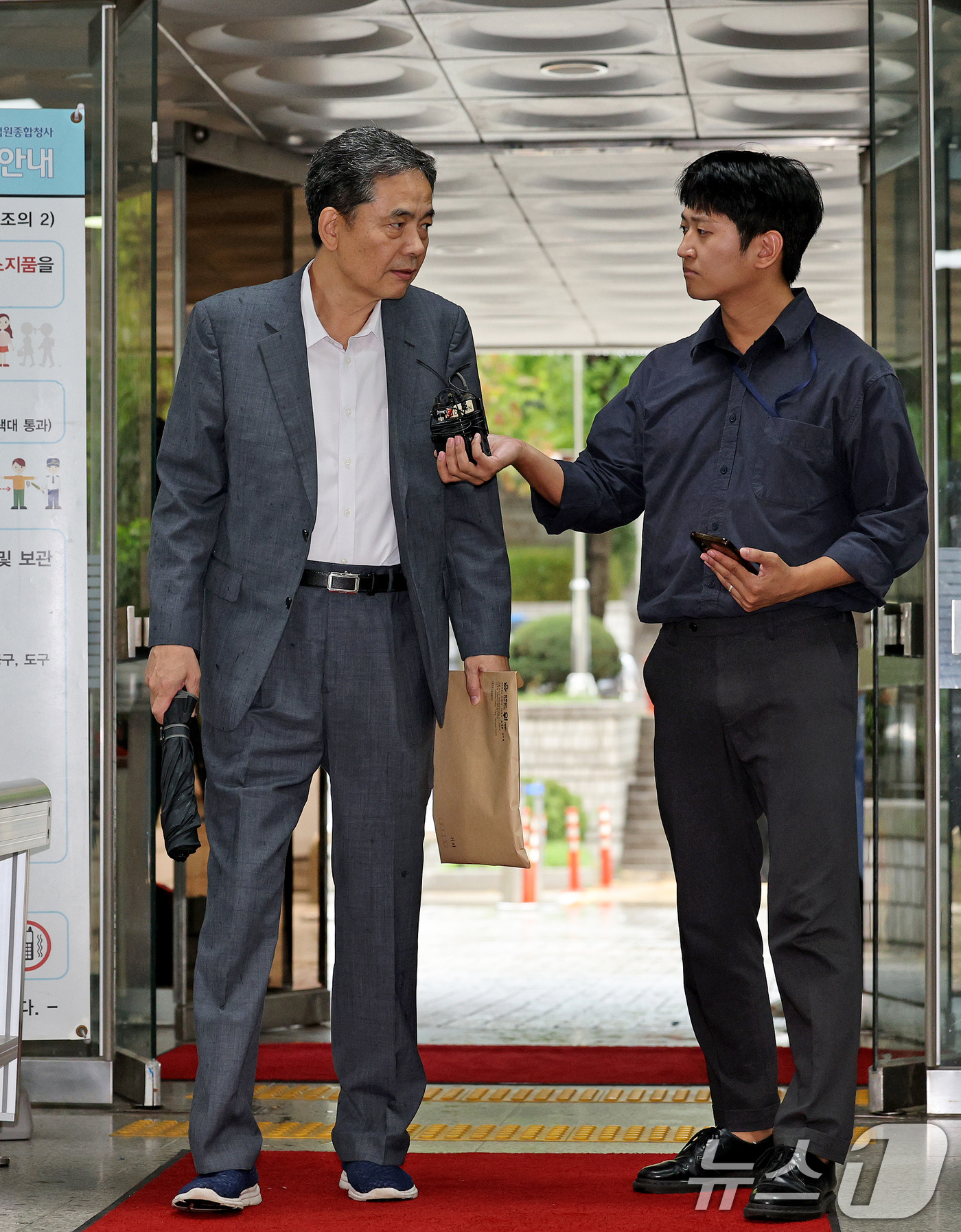 (서울=뉴스1) 장수영 기자 = 곽상도 전 국회의원이 20일 오후 서울 서초구 서울중앙지법에서 열린 특정범죄가중처벌등에관한법률위반(뇌물)과 관련한 첫 공판에 출석하며 취재진 질문에 …