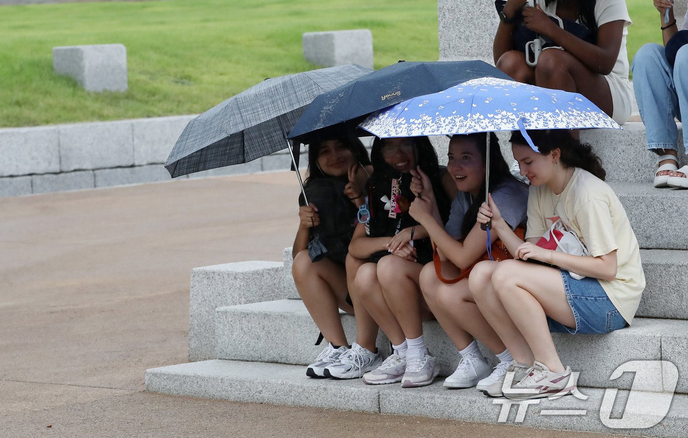 본문 이미지 - 비가 내리고 있는 20일 오후 서울 종로구 경복궁을 찾은 외국인관광객들이 우산으로 비를 피하고 있다. 기상청은 내일까지 전국적으로 많은 비가 내린 후 폭염 기세가 꺽이겠다고 밝혔다. 2024.9.20/뉴스1 ⓒ News1 박세연 기자