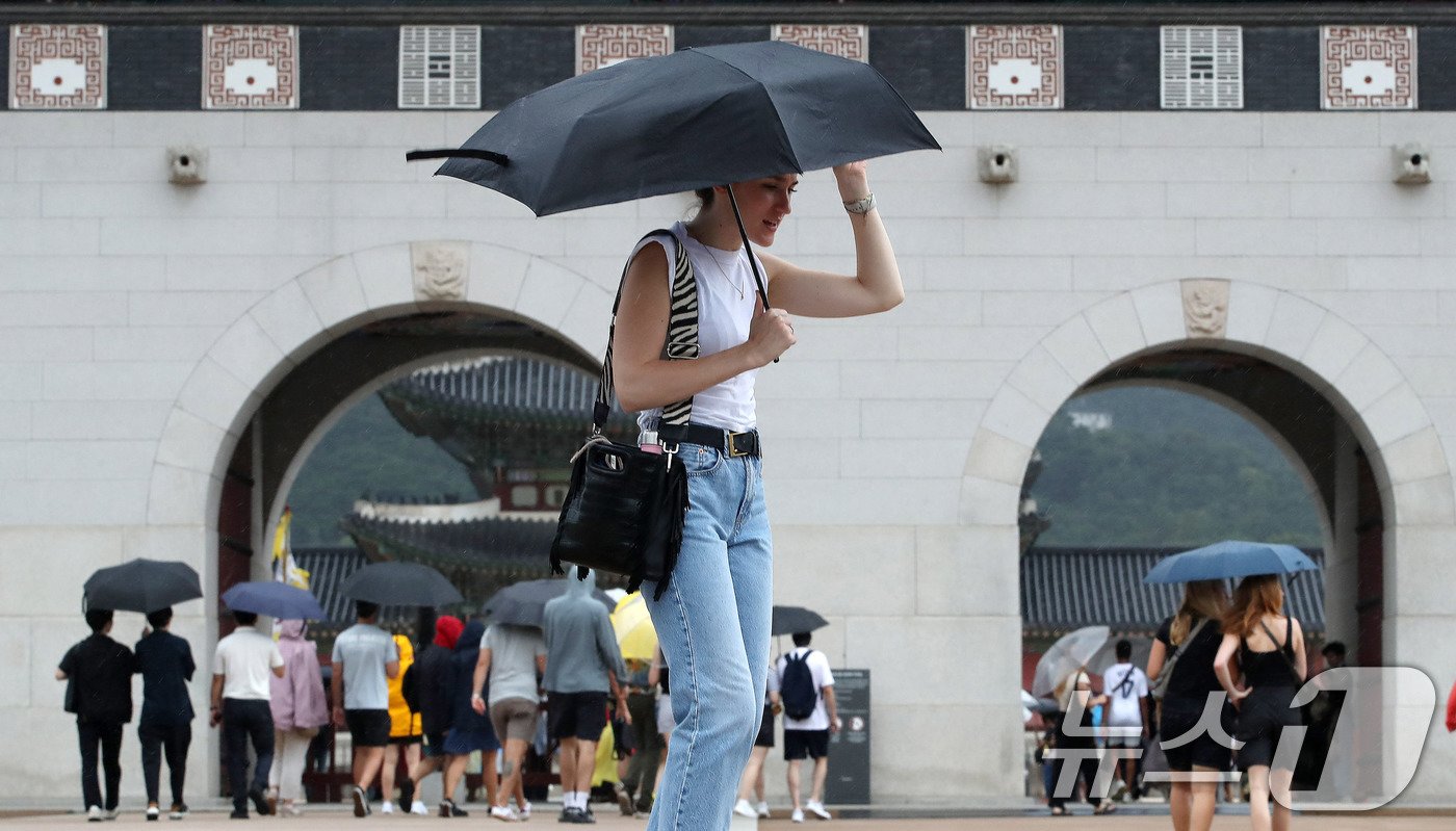 본문 이미지 - 비가 내리고 있는 20일 오후 서울 종로구 경복궁을 찾은 외국인관광객들이 우산을 쓰고 이동하고 있다. 기상청은 내일까지 전국적으로 많은 비가 내린 후 폭염 기세가 꺽이겠다고 밝혔다. 2024.9.20/뉴스1 ⓒ News1 박세연 기자