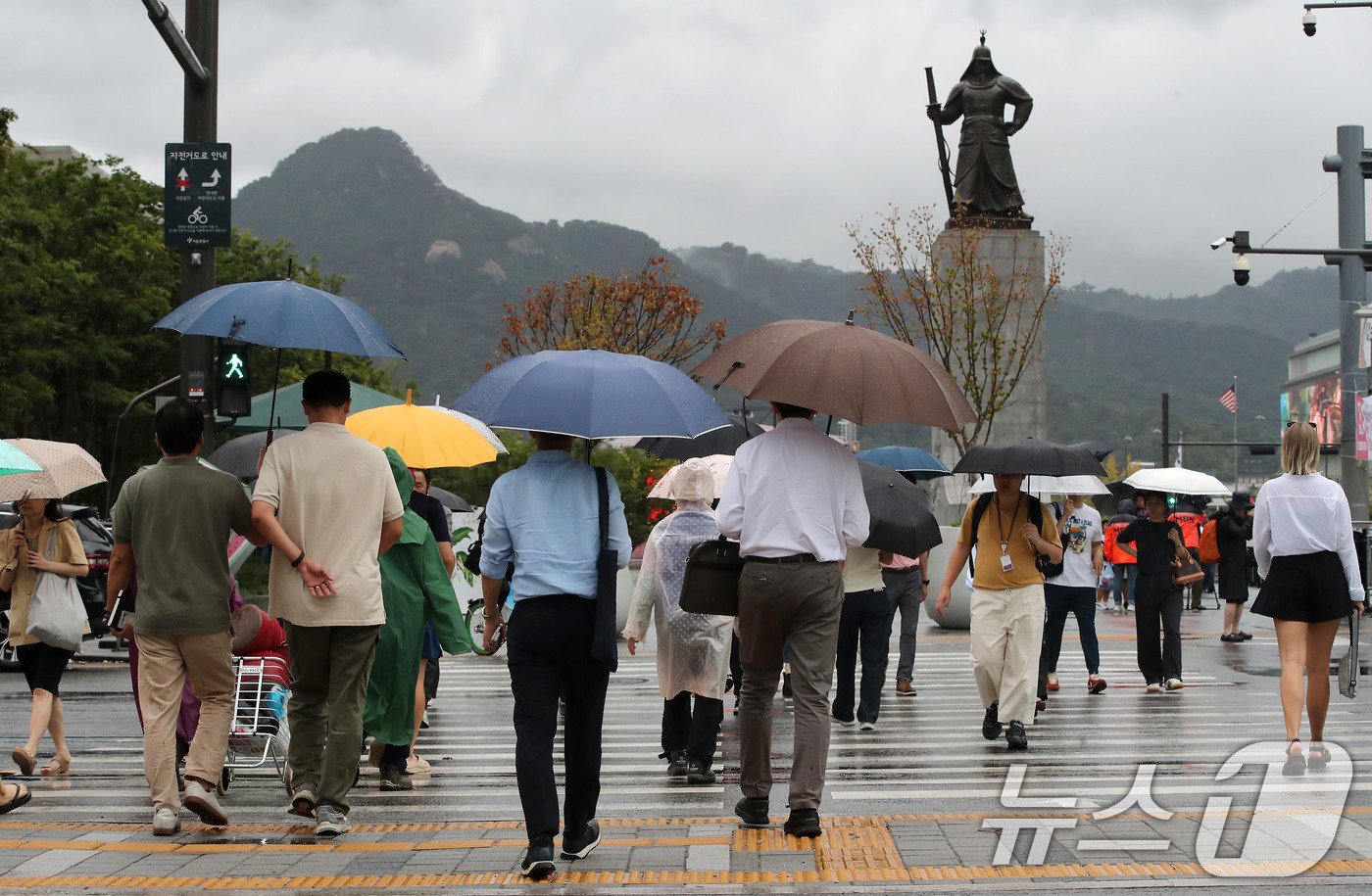 본문 이미지 - 비가 내리고 있는 20일 오후 서울 세종대로사거리 횡단보도에서 우산을 쓴 시민들이 이동하고 있다. 기상청은 내일까지 전국적으로 많은 비가 내린 후 폭염 기세가 꺾이겠다고 밝혔다. 2024.9.20/뉴스1 ⓒ News1 박세연 기자