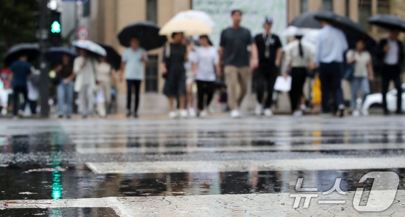 비가 내리고 있는 20일 오후 서울 세종대로사거리 횡단보도에서 우산을 쓴 시민들이 이동하고 있다. 기상청은 내일까지 전국적으로 많은 비가 내린 후 폭염 기세가 꺾이겠다고 밝혔다. 2024.9.20/뉴스1 ⓒ News1 박세연 기자