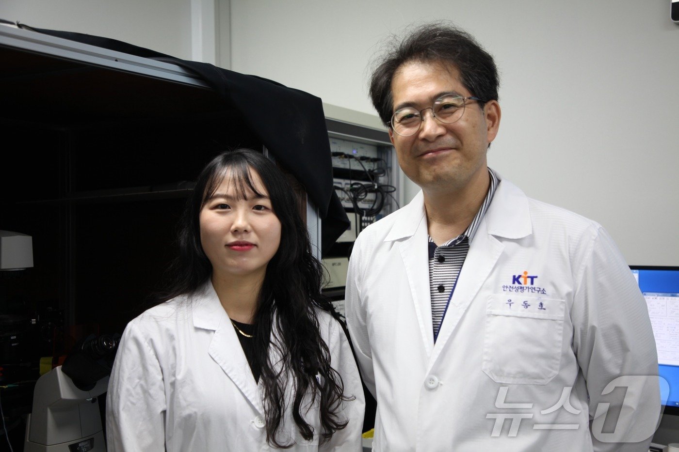 본문 이미지 - 안전성평가연구소 글로벌바이오의약연구단 우동호 박사(오른쪽)와 김예지 UST 박사과정. (KIT 제공)/뉴스1