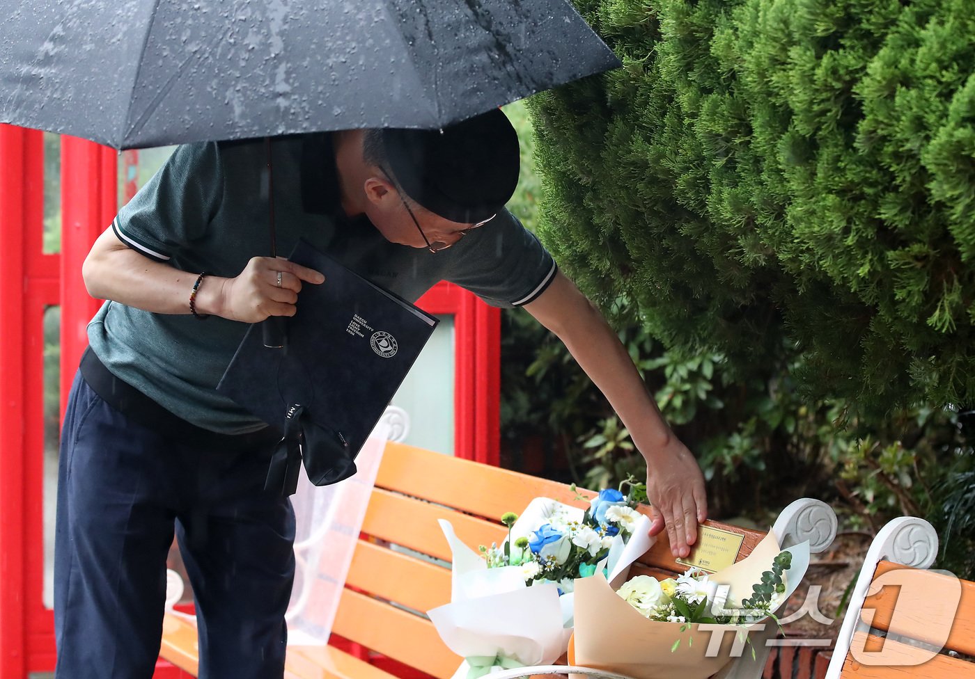 20일 오후 대구대 경산캠퍼스에서 열린 故 차수현 학생 명예학위증 수여식에 참석한 아버지 차민수 씨가 딸의 이름표가 붙은 벤치를 찾아 어루만지고 있다. 교사를 꿈꾸던 차 씨는 지난 6월 대장암으로 세상을 떠나며 아르바이트로 모은 돈 600만원을 후배들을 위한 장학금으로 남겼다. 2024.9.20/뉴스1 ⓒ News1 공정식 기자