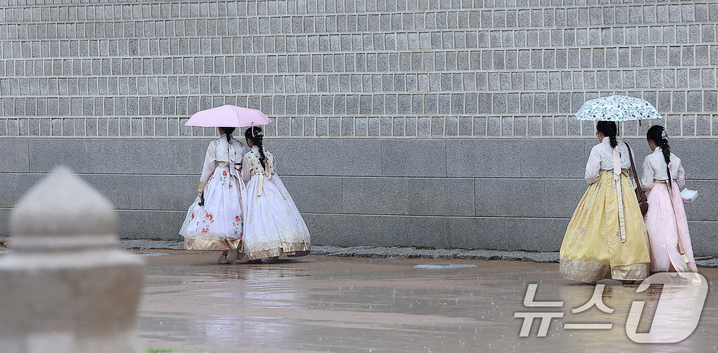 (서울=뉴스1) 김진환 기자 = 서울을 비롯한 전국 대부분 지역에 많은 비가 내리는 20일 오후 서울 종로구 경복궁을 찾은 외국인 관광객들이 우산을 쓴 채 이동하고 있다. 기상청은 …