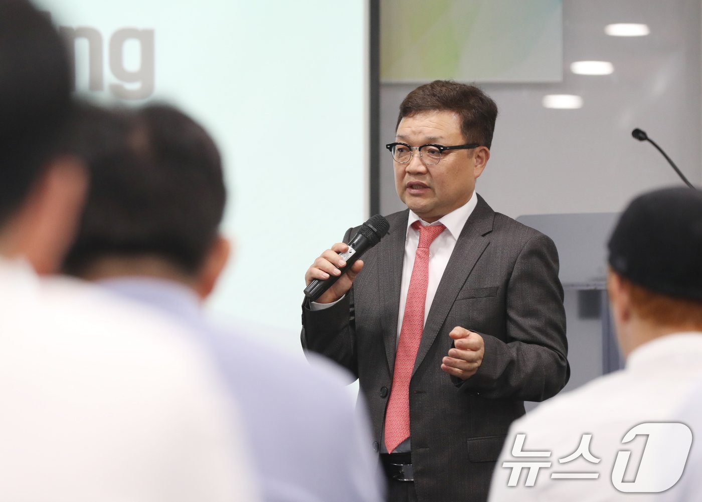 본문 이미지 - 김재봉 더마글루 대표가 20일 오후 경기 성남시 분당구 글로벌디지털혁신네트워크(GDIN)에서 열린 '반려동물 산업 육성 협의회' 제6회 IR(기업설명회)데이에서 성과 공유를 하고 있다. 2024.9.20/뉴스1 ⓒ News1 김영운 기자