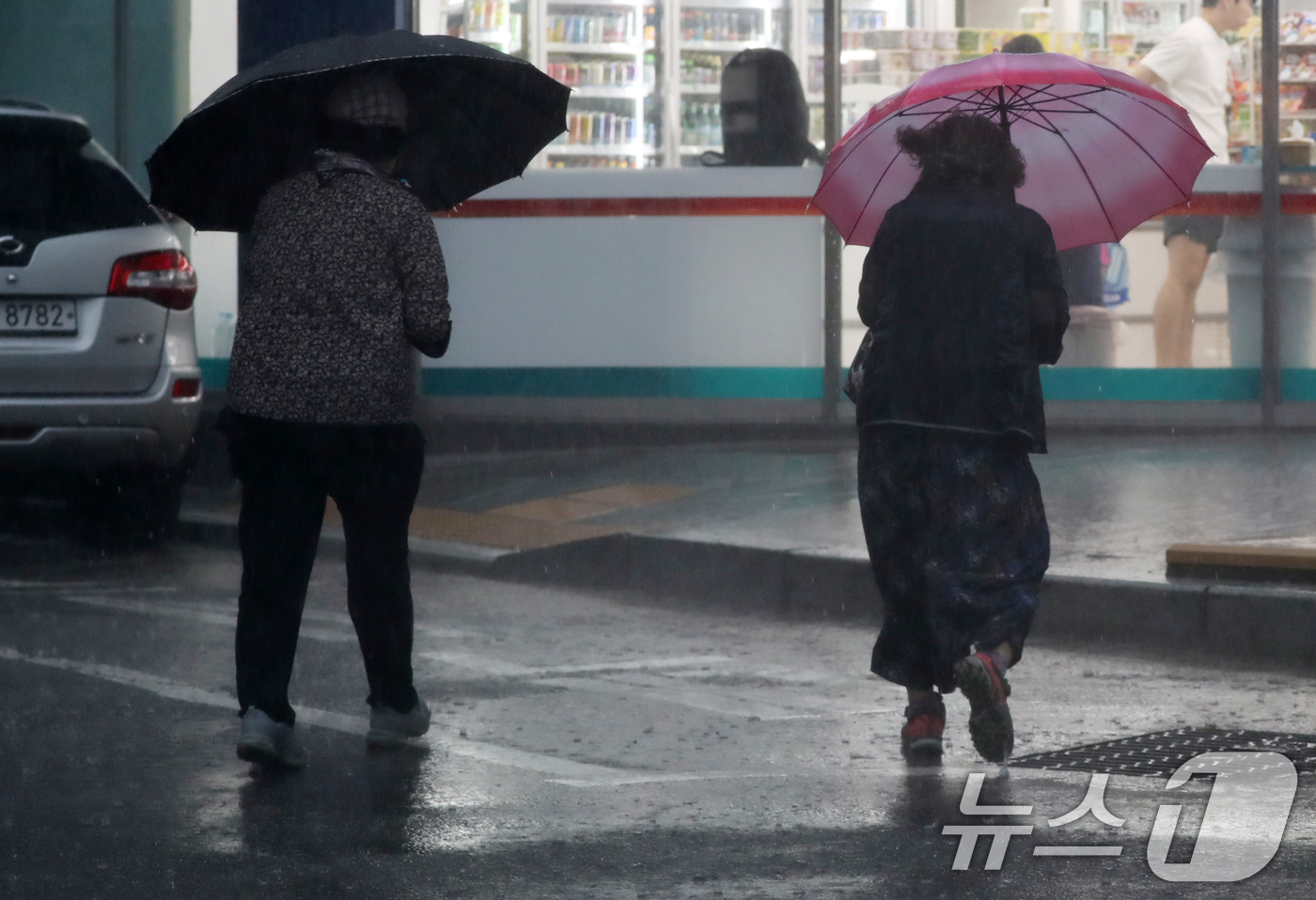 (양산=뉴스1) 윤일지 기자 = 경남 대부분 지역에 호우특보가 발효된 20일 오후 양산 하북면 한 도로에서 우산을 쓴 시민들이 이동하고 있다. 2024.9.20/뉴스1