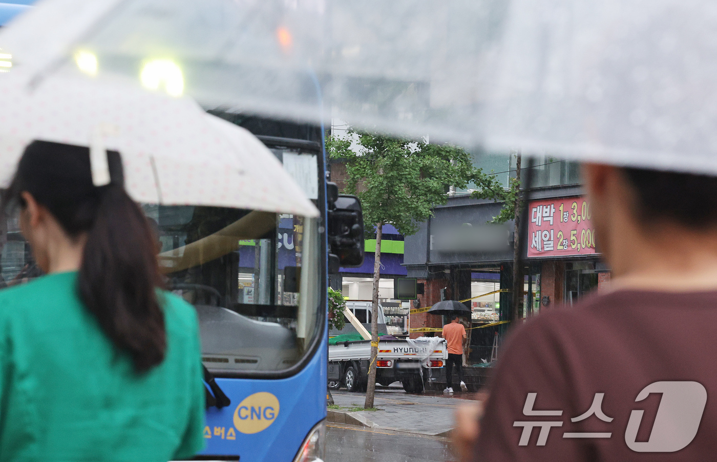 (서울=뉴스1) 장수영 기자 = 20일 서울 강북구 미아사거리 인근 음식점으로 차량이 돌진해 길을 걷던 행인 1명이 숨지고 운전자와 식당 이용객 등 5명이 다치는 사고가 발생했다. …