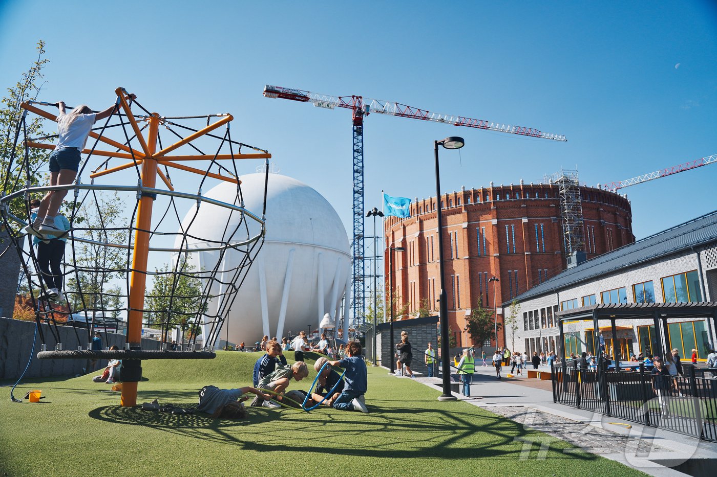 본문 이미지 - 지난달 26일(현지시간) 스톡홀름 로열 시포트에서 청소년들이 뛰어놀고 있다. 가스공장과 석유저장 시설을 친환경 리모델링한 지역이라, 뒷쪽에 원유 저장고를 개조한 상업건물이 눈에 띈다. ⓒ 뉴스1 황덕현 기자