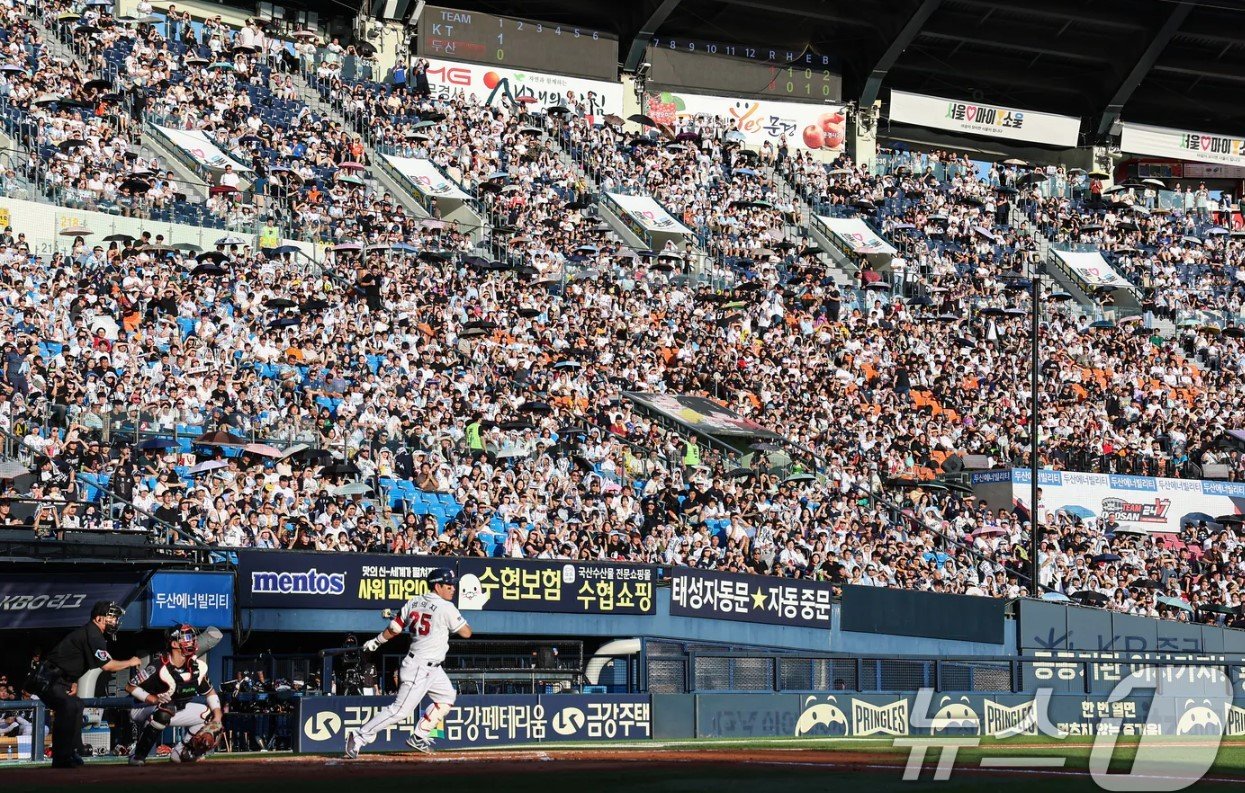 본문 이미지 - 프로야구 ‘2024 신한 SOL 뱅크 KBO리그’ kt wiz와 두산 베어스의 경기가 열리는 서울 송파구 잠실야구장이 관중들로 가득 차 있다. 2024.9.14/뉴스1 ⓒ News1 김도우 기자