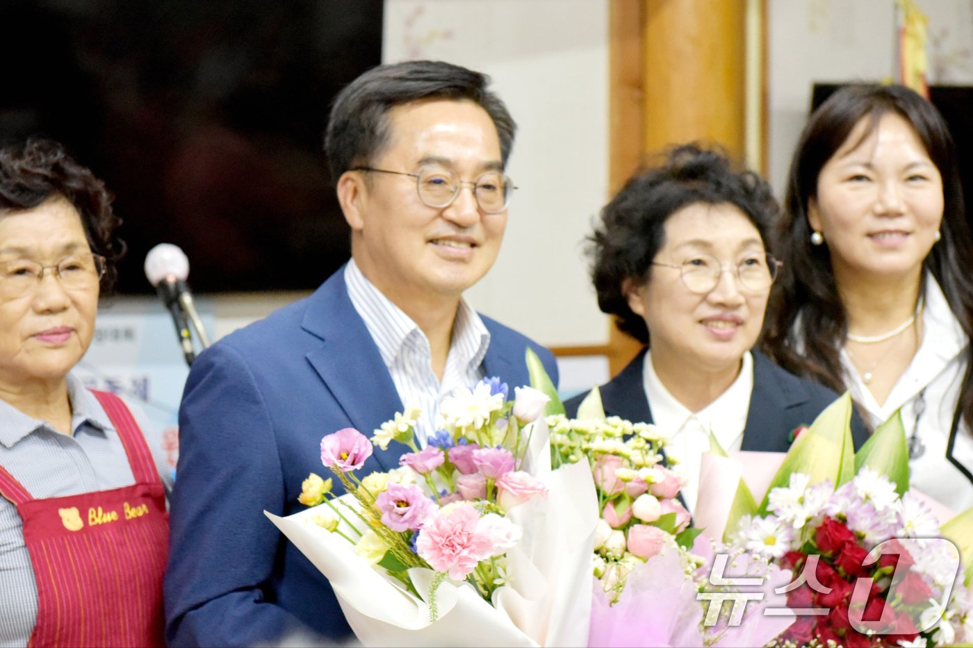 본문 이미지 - 김동연 경기도지사 내외가 19일 오후 전남 여수시 화양면 안포마을회관을 방문해 기념촬영을 하고 있다. 2024.9.20/뉴스1 ⓒ News1 김동수 기자